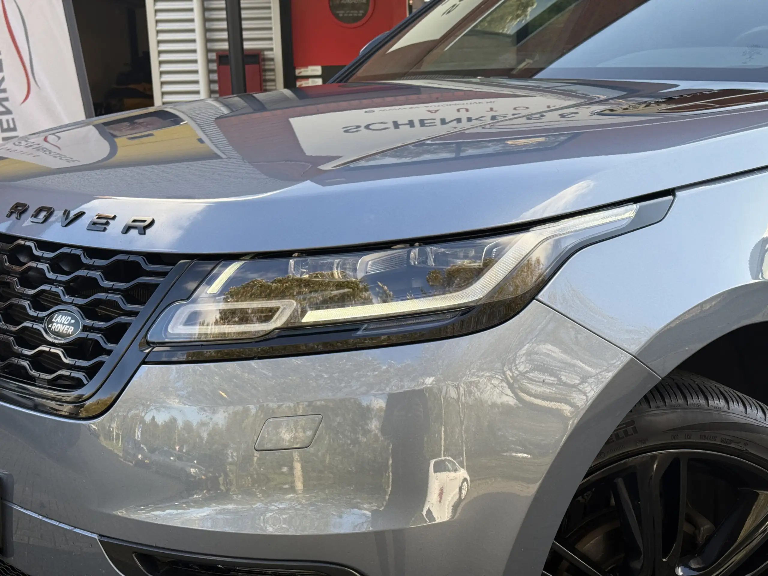 Land Rover - Range Rover Velar