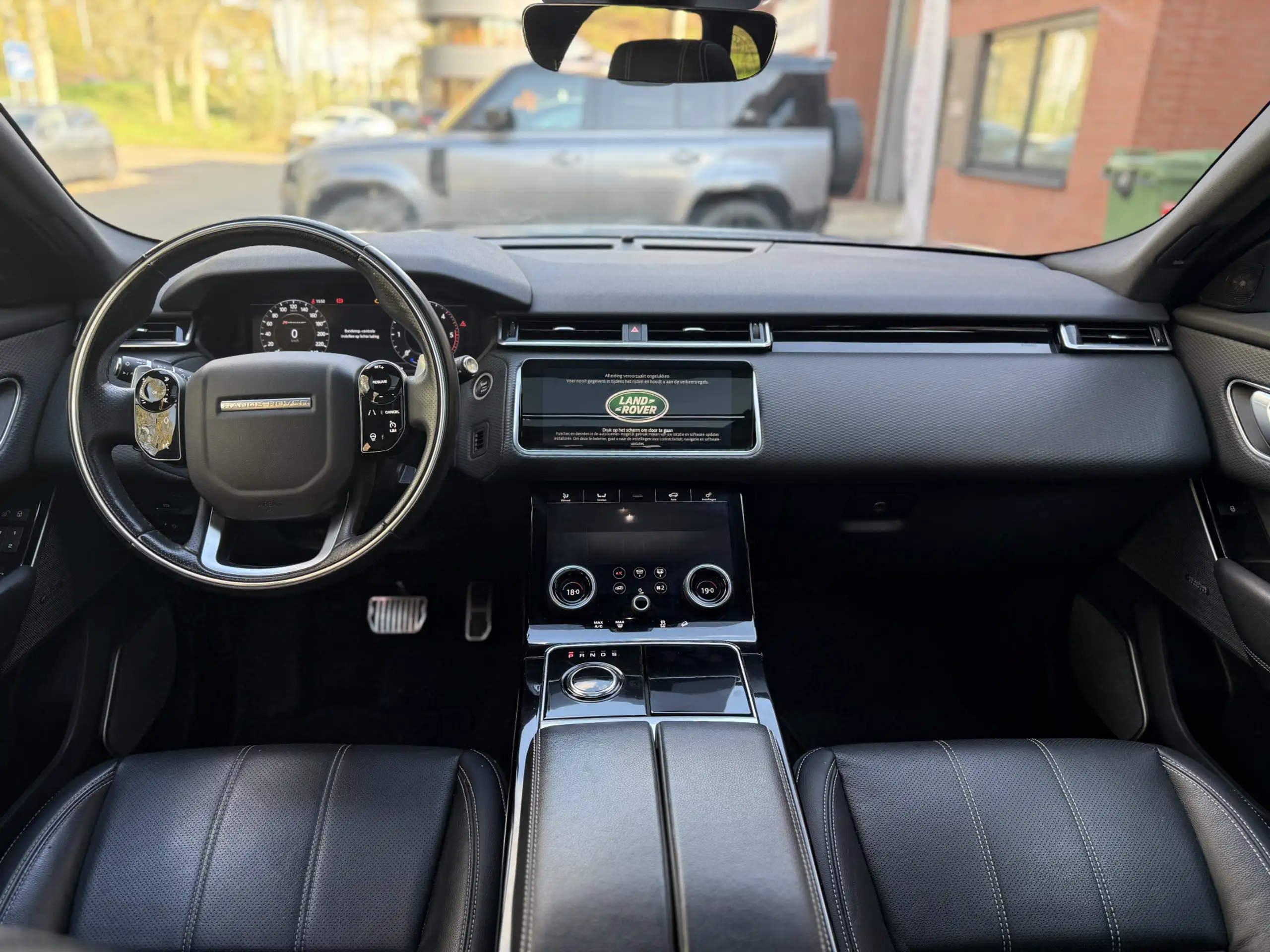 Land Rover - Range Rover Velar