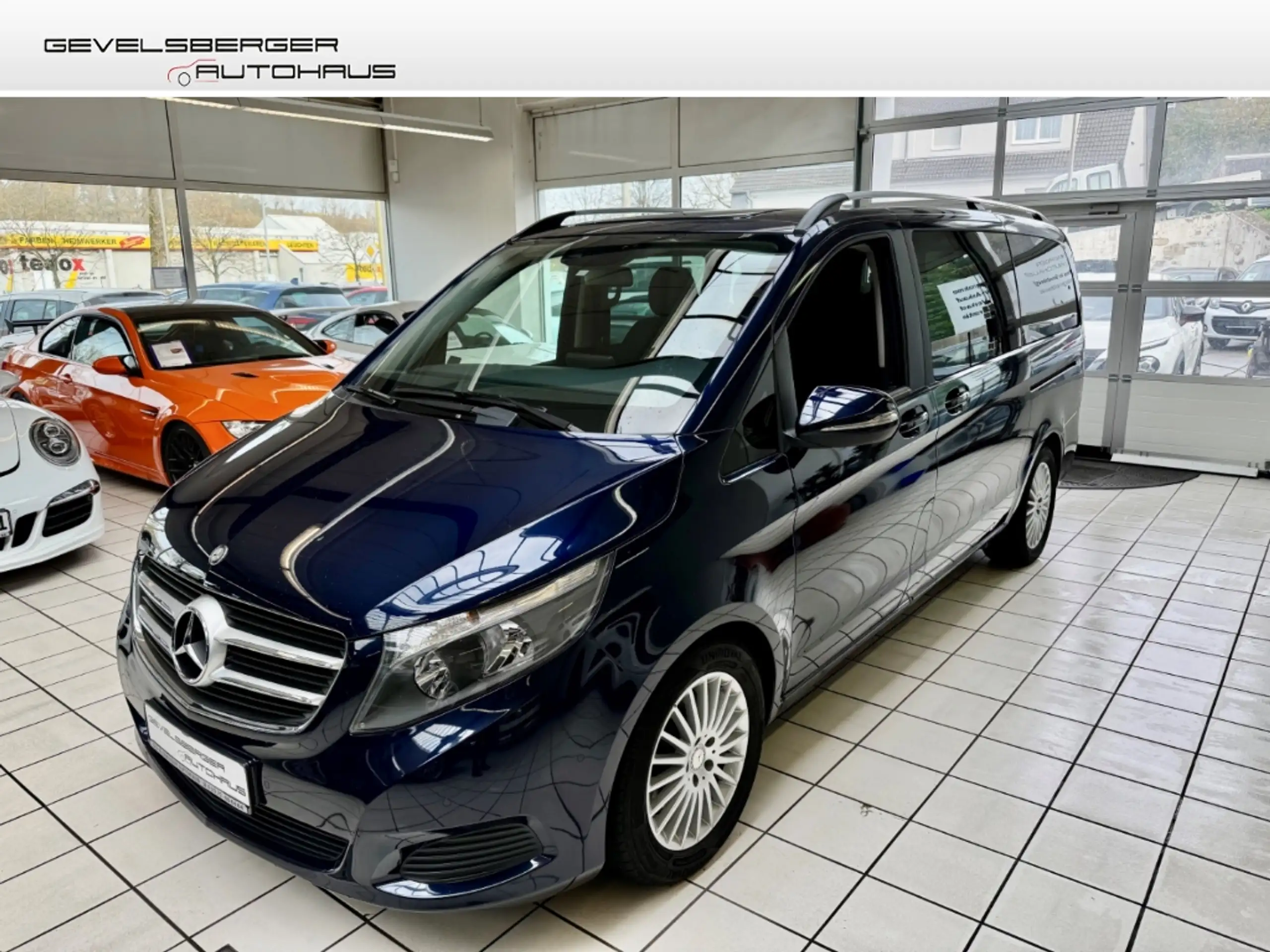 Mercedes-Benz - V 220