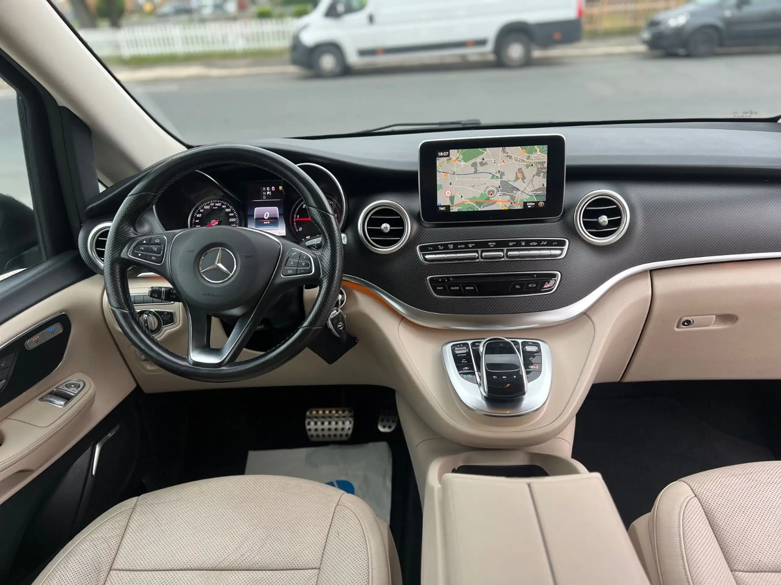 Mercedes-Benz - V 250