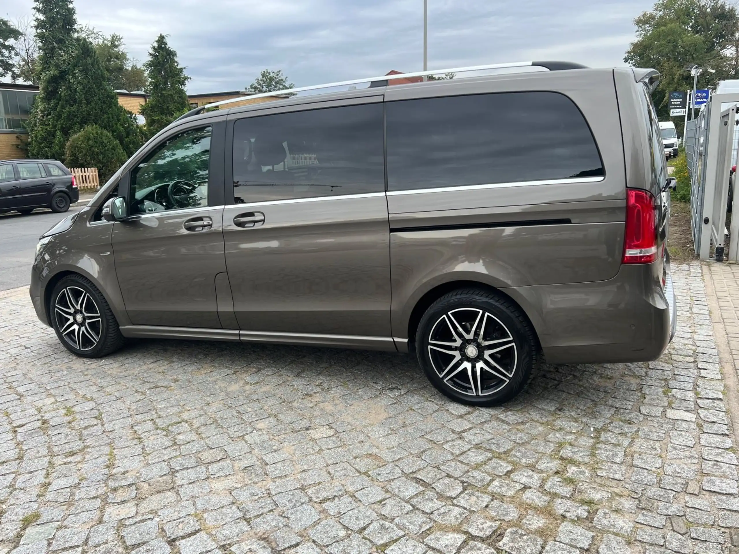 Mercedes-Benz - V 250