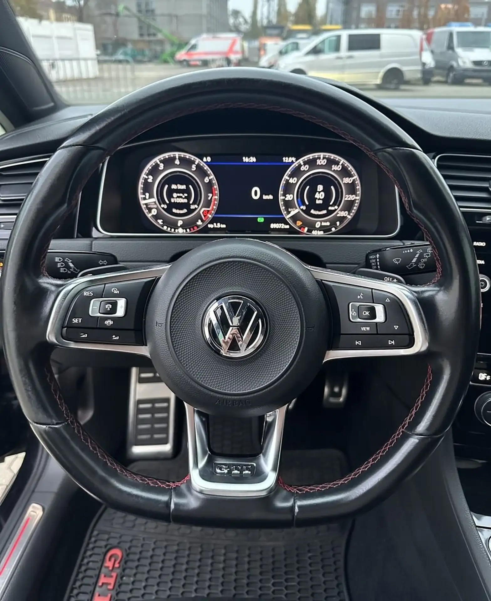 Volkswagen - Golf GTI