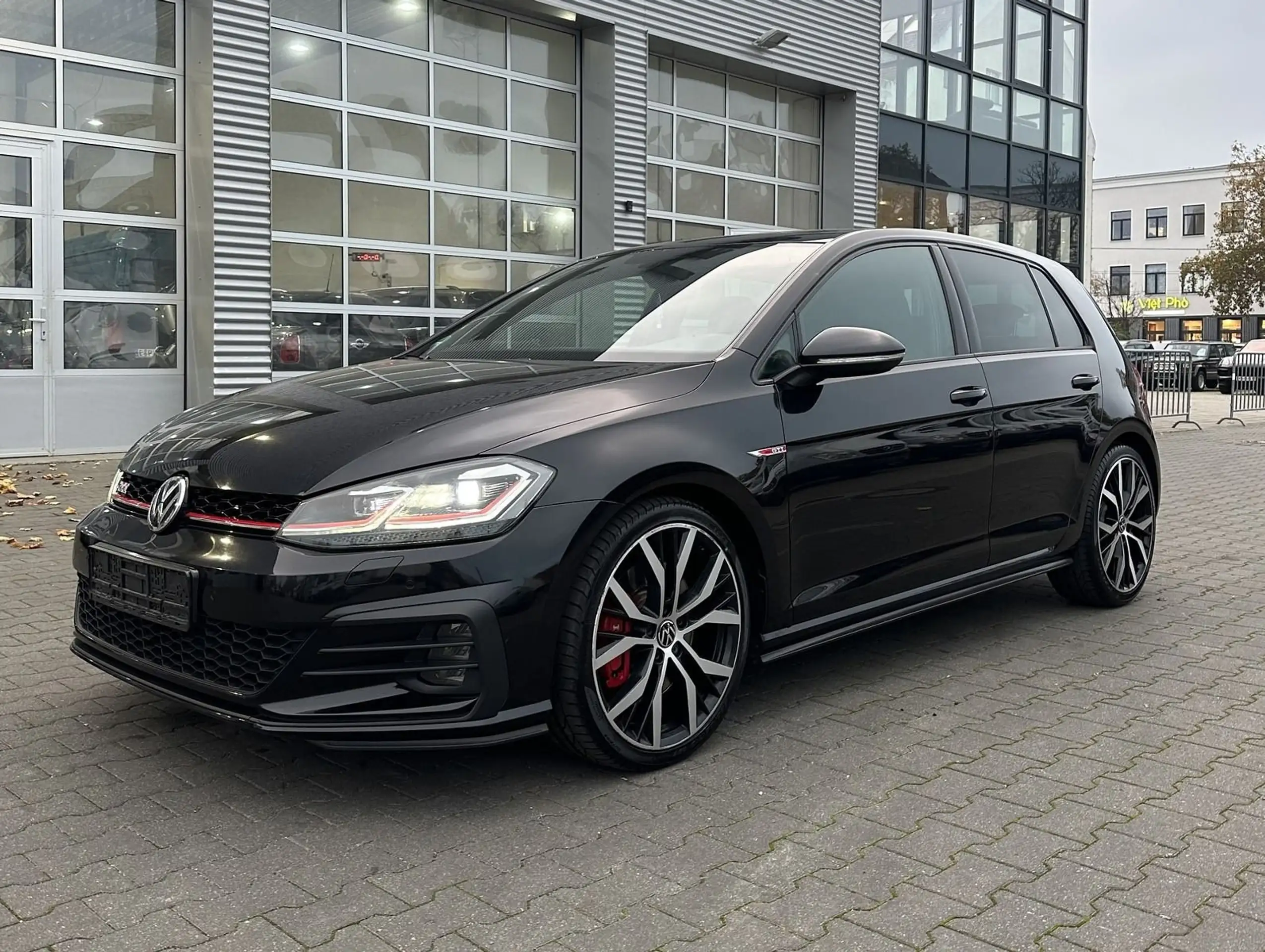 Volkswagen - Golf GTI