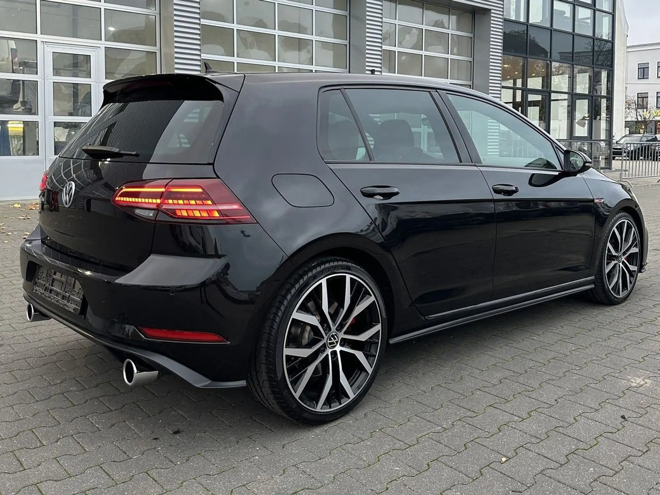 Volkswagen - Golf GTI