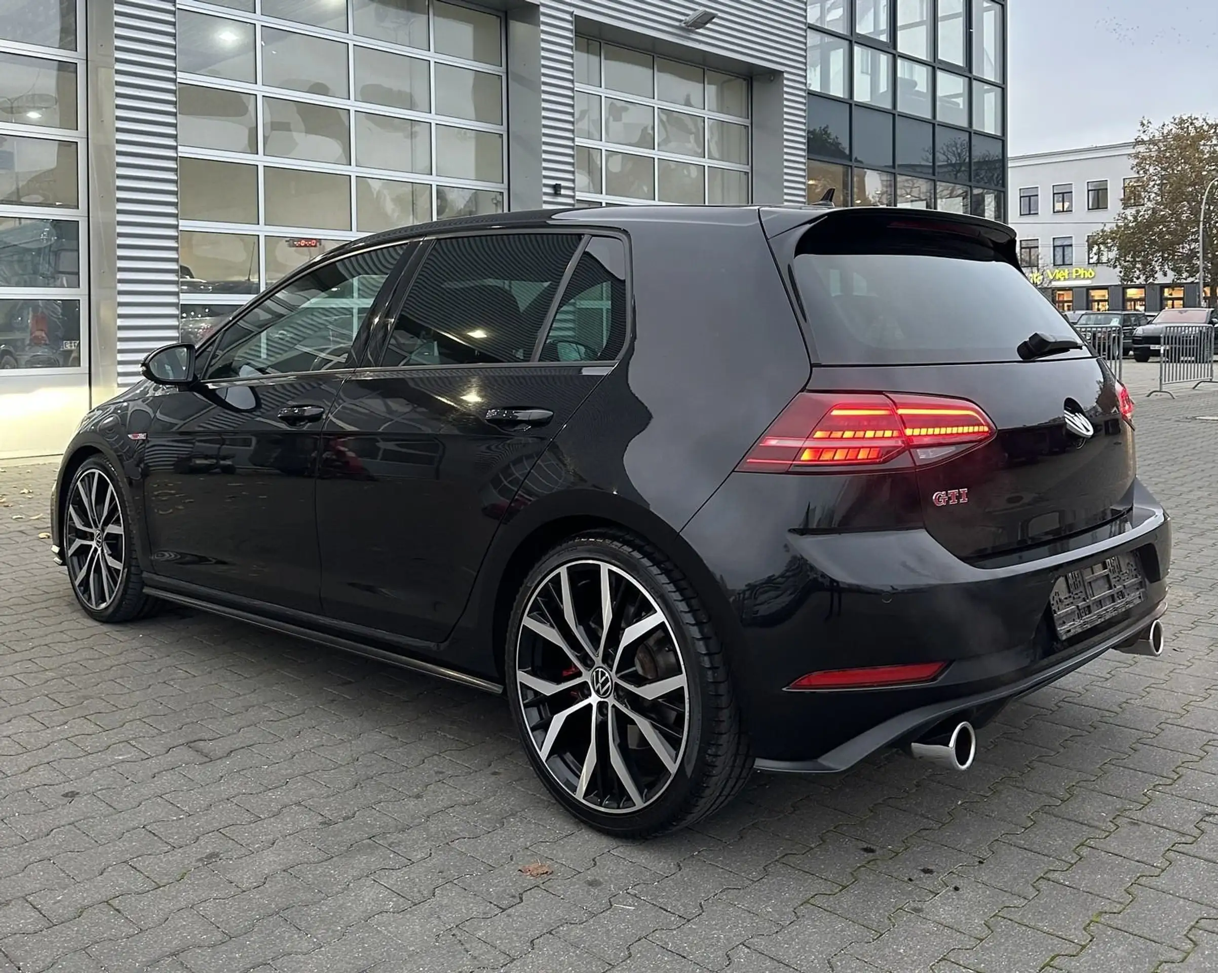 Volkswagen - Golf GTI