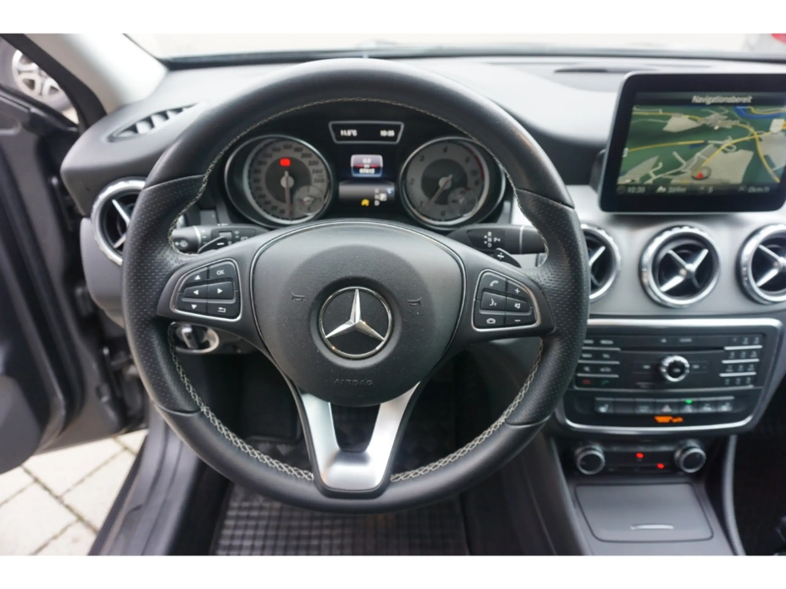 Mercedes-Benz - GLA 220