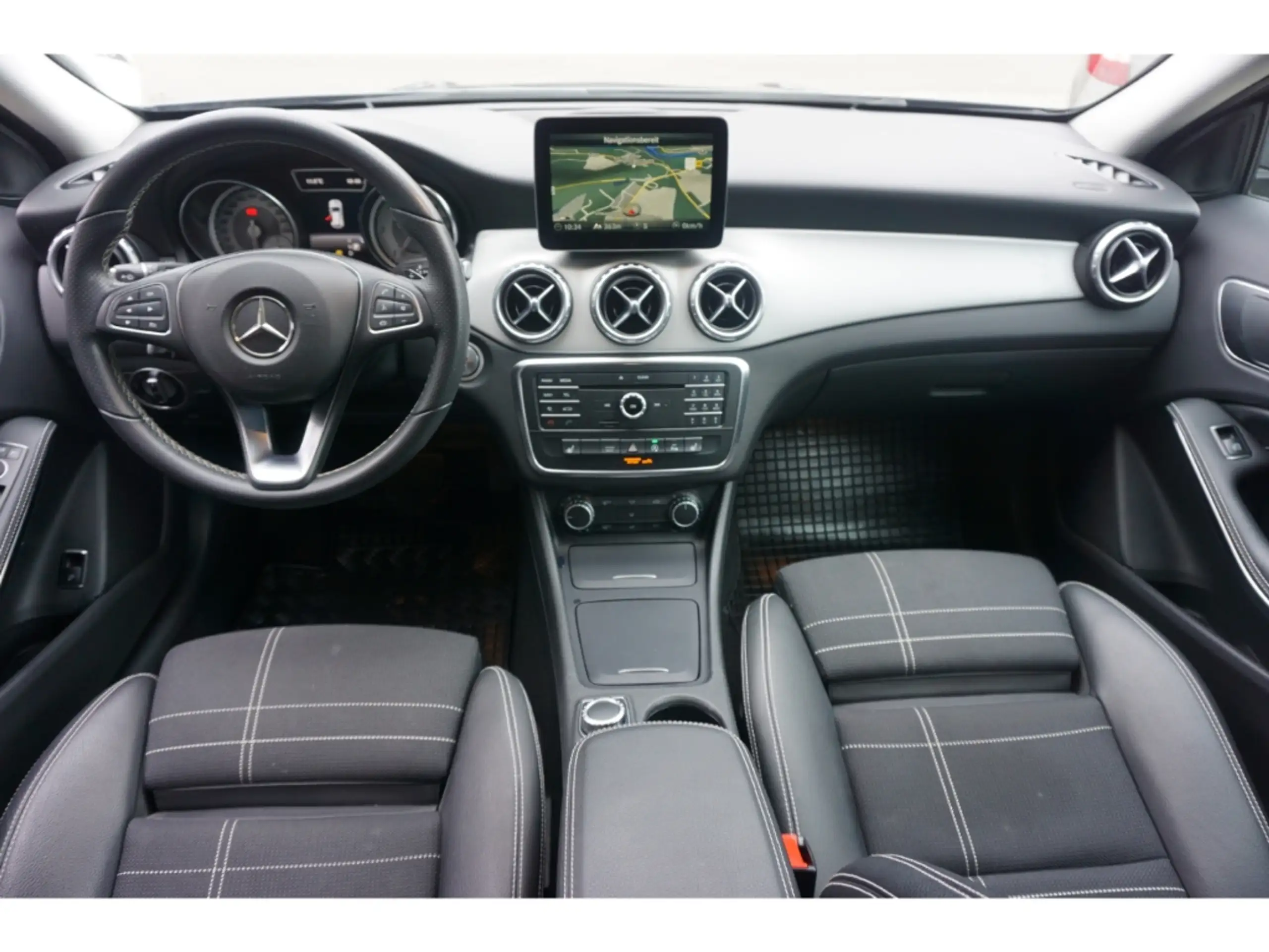 Mercedes-Benz - GLA 220