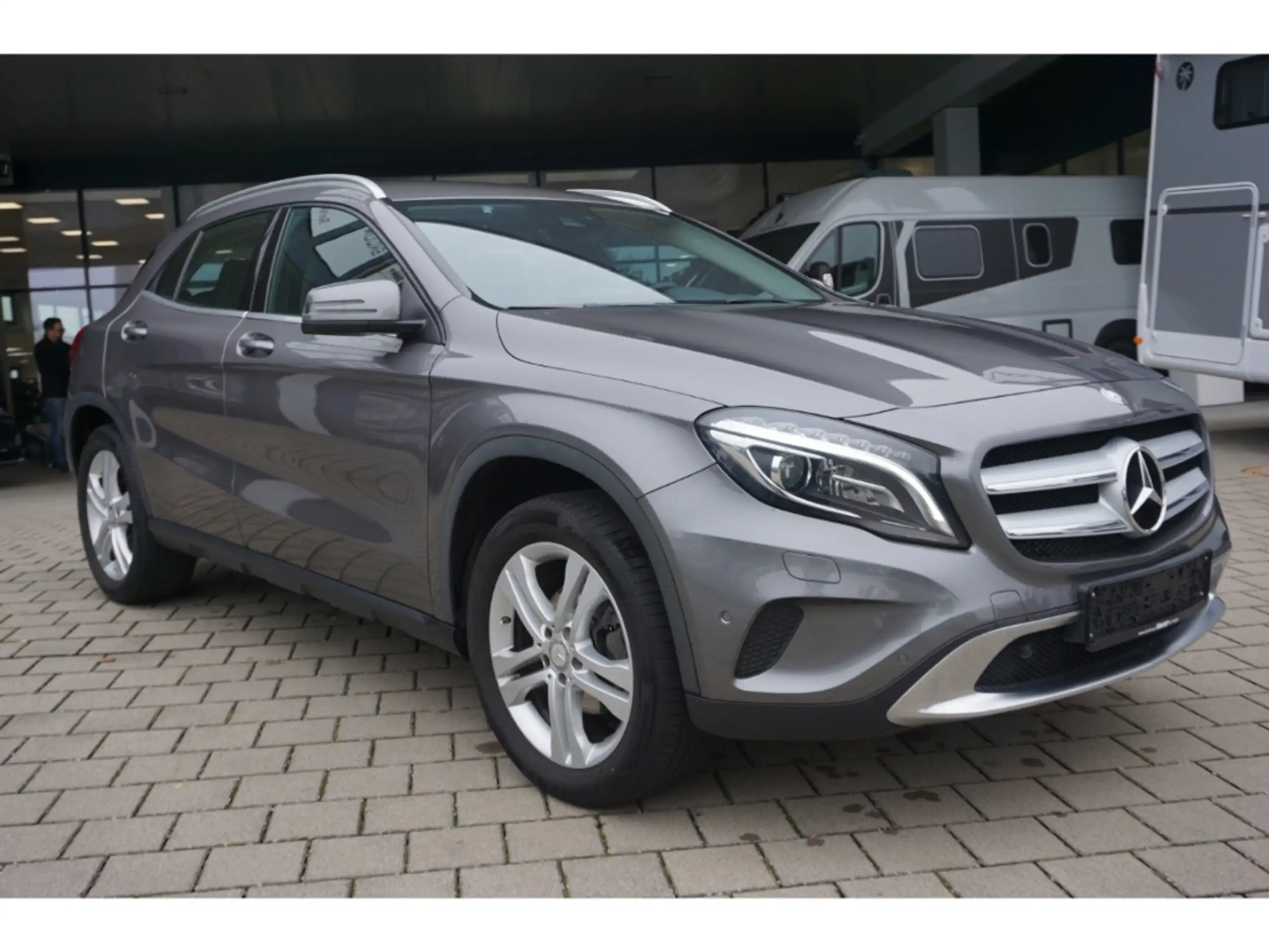 Mercedes-Benz - GLA 220