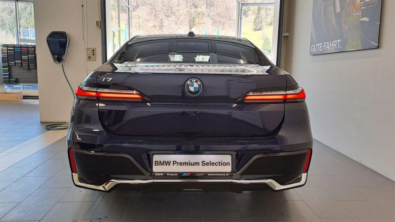 BMW - i7