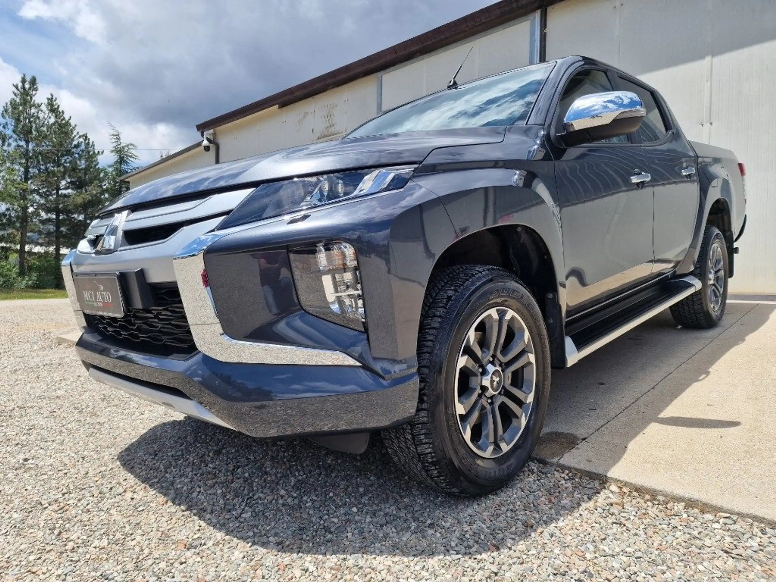 Mitsubishi - L200