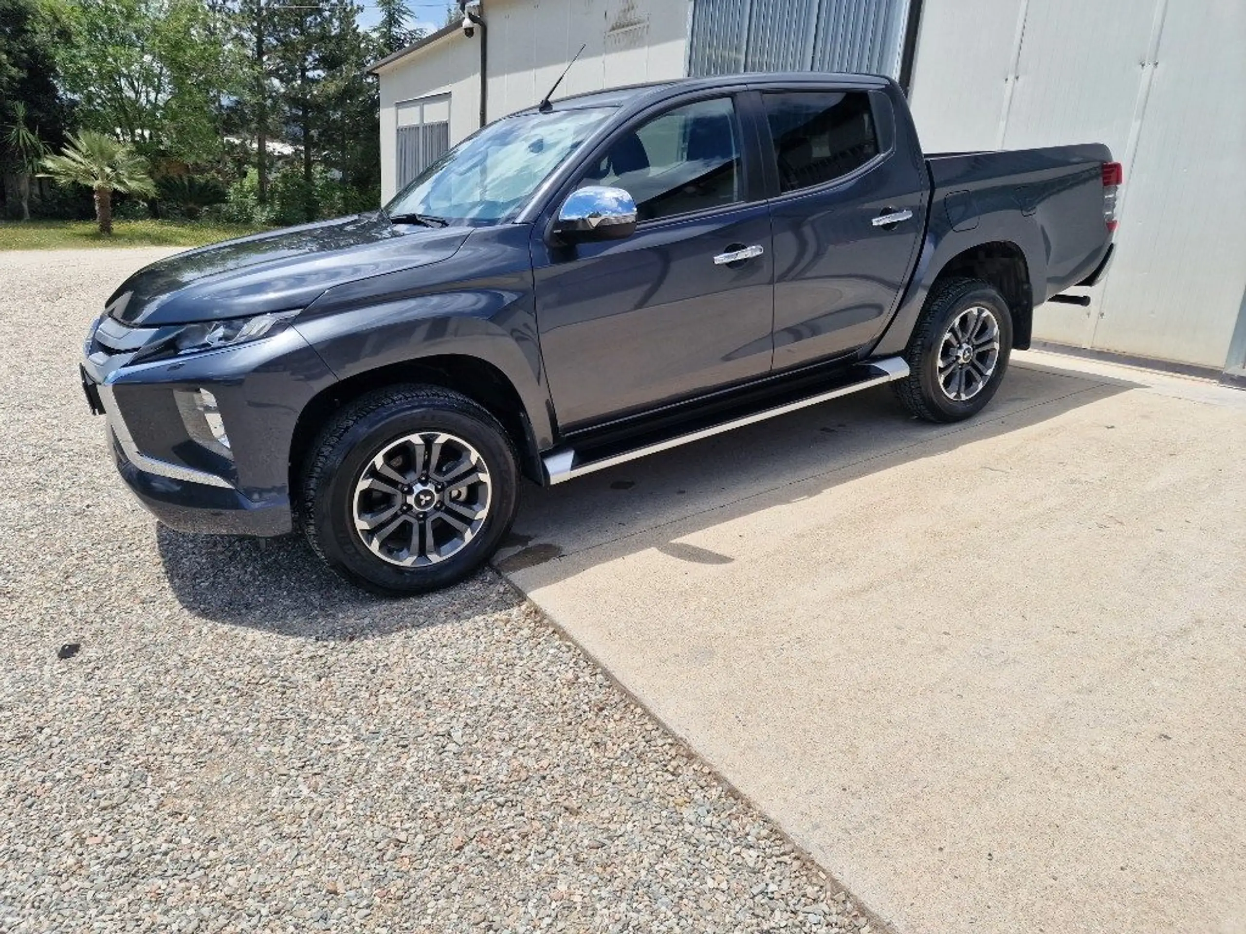 Mitsubishi - L200