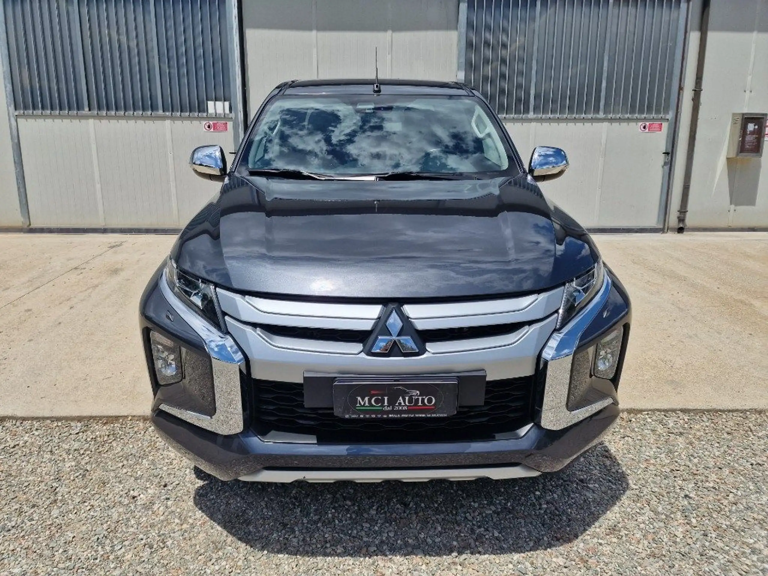 Mitsubishi - L200