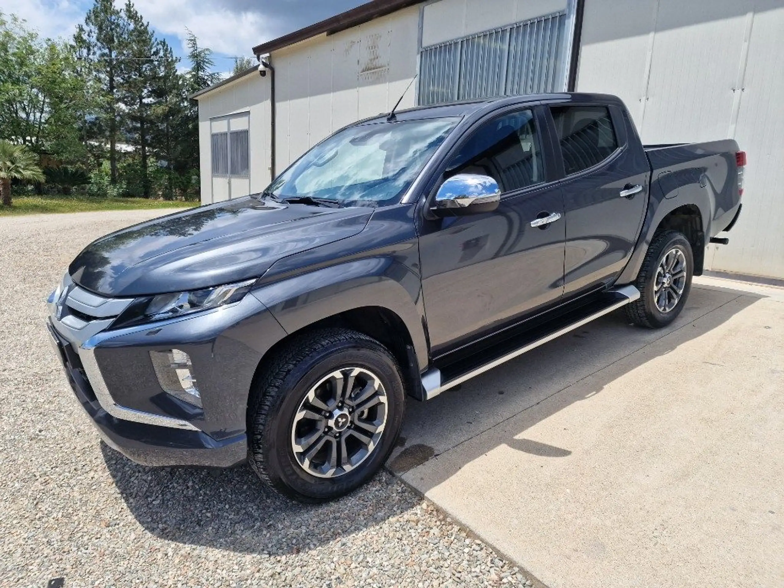 Mitsubishi - L200