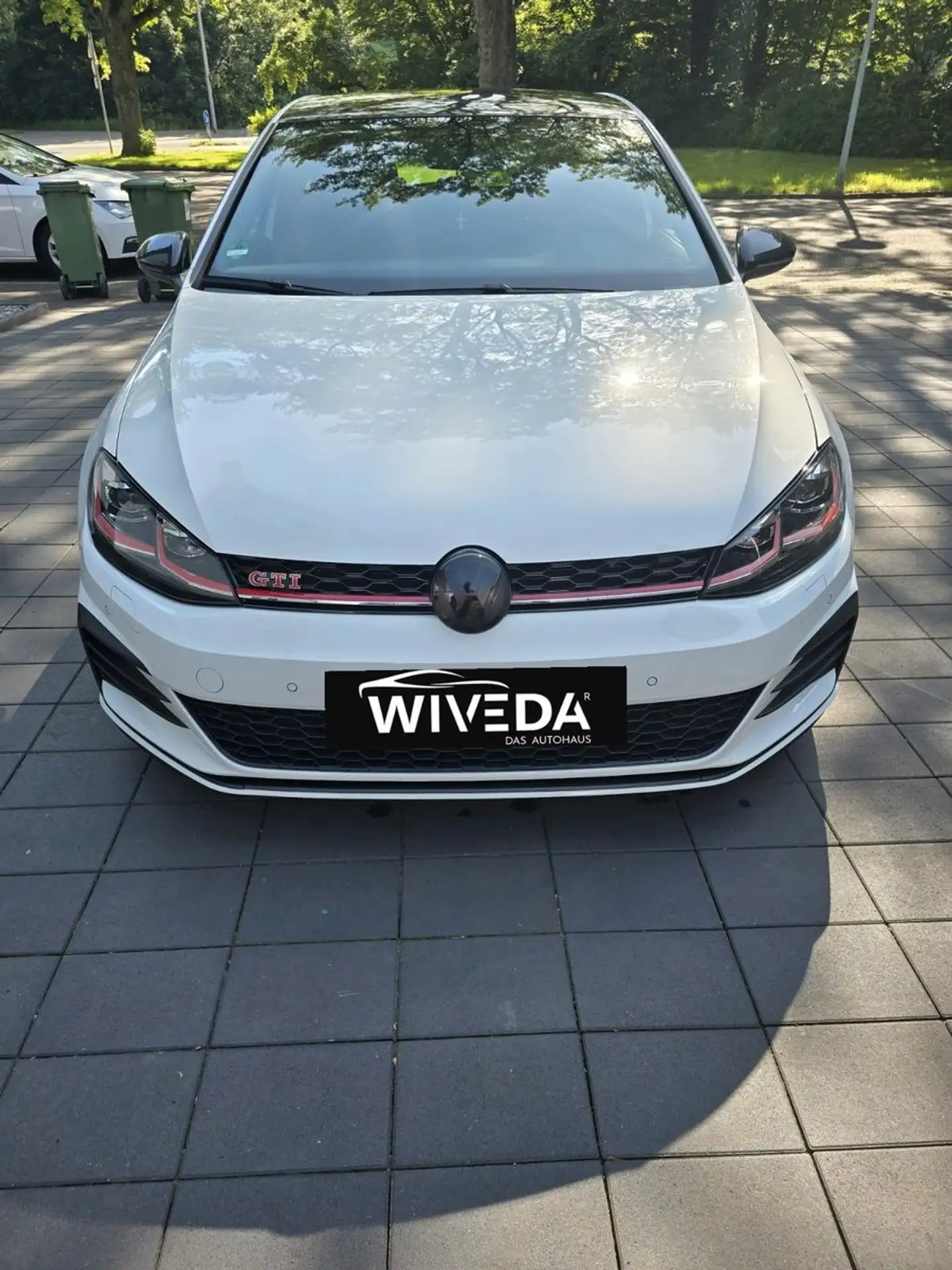 Volkswagen - Golf