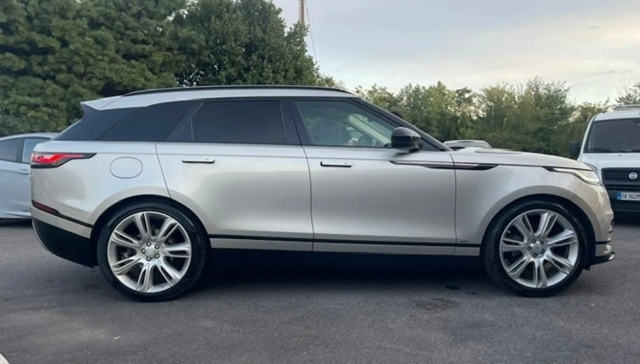 Land Rover - Range Rover Velar