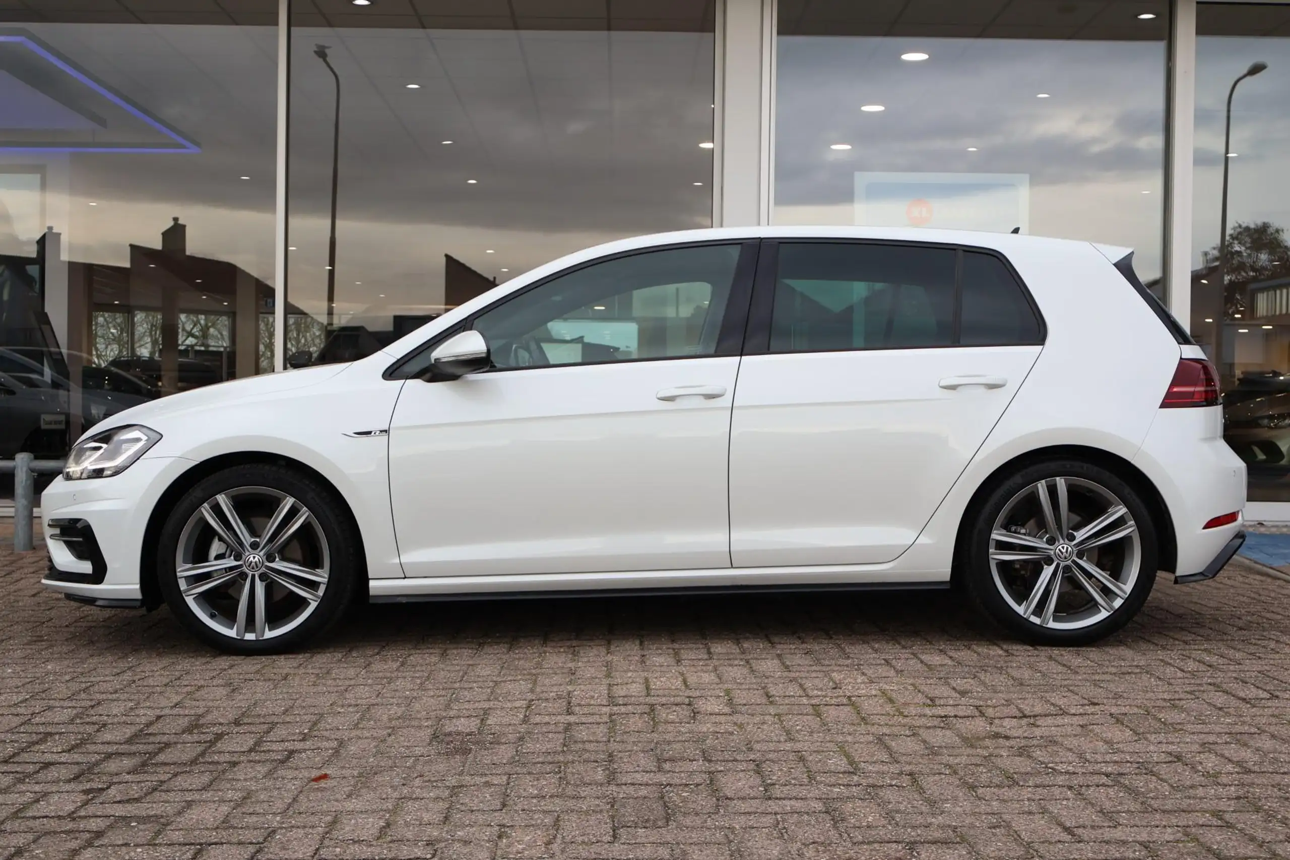 Volkswagen - Golf