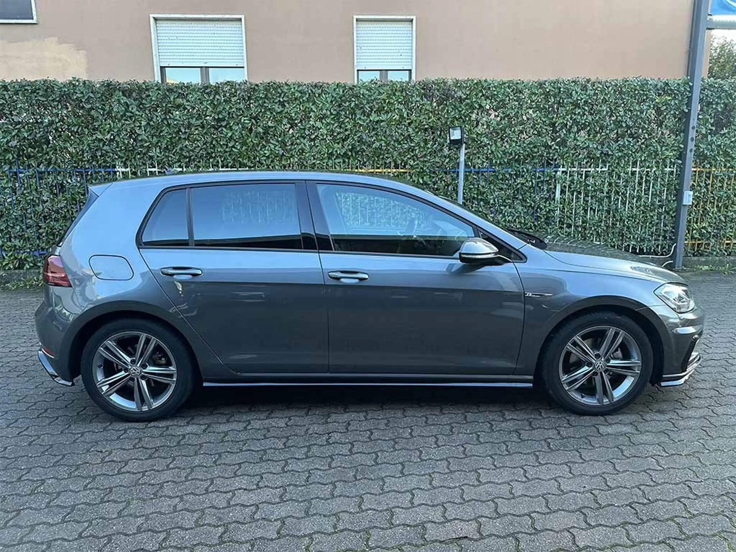 Volkswagen - Golf