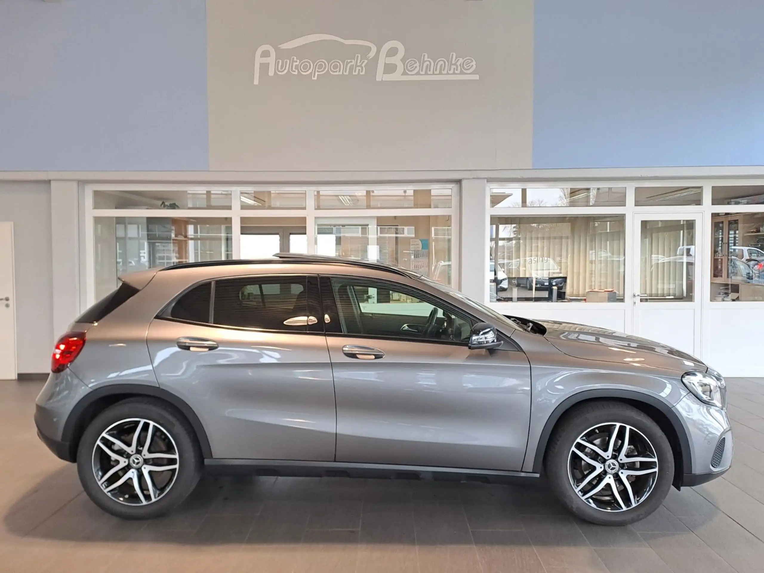 Mercedes-Benz - GLA 220