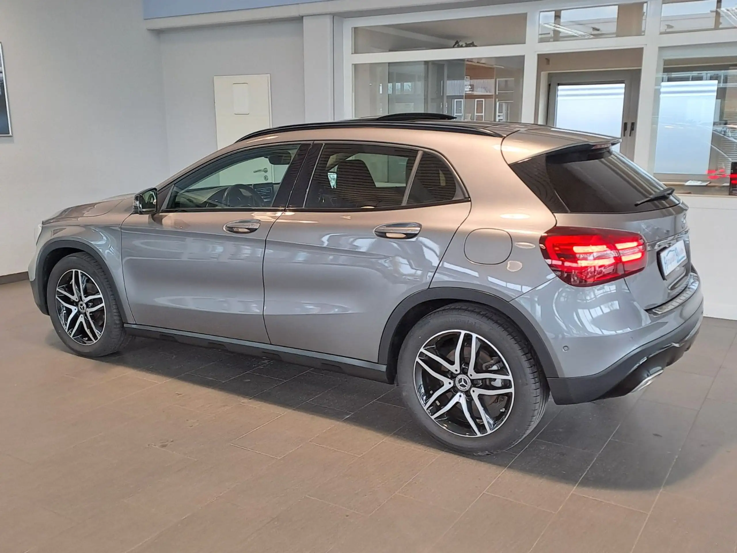 Mercedes-Benz - GLA 220