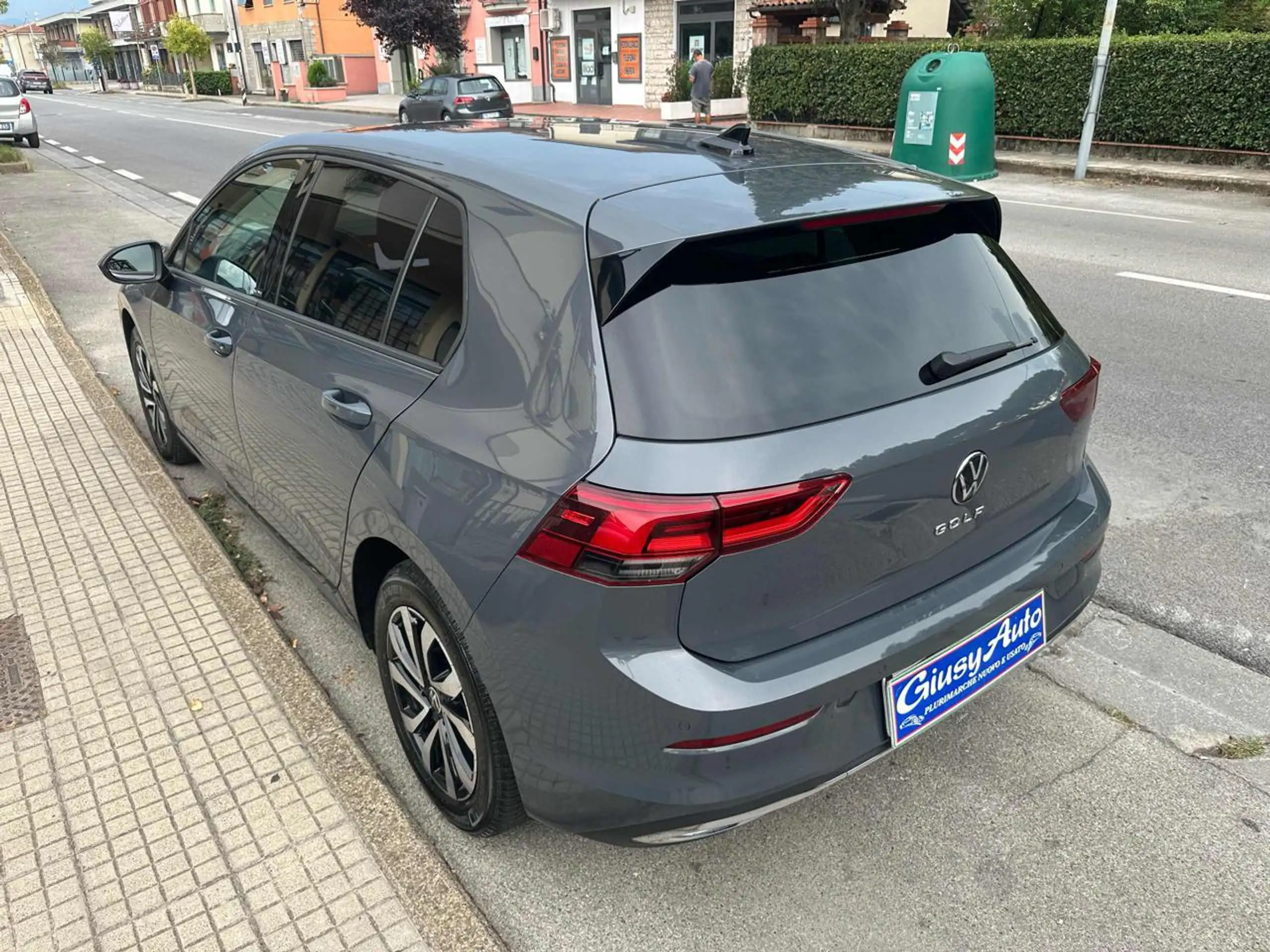 Volkswagen - Golf