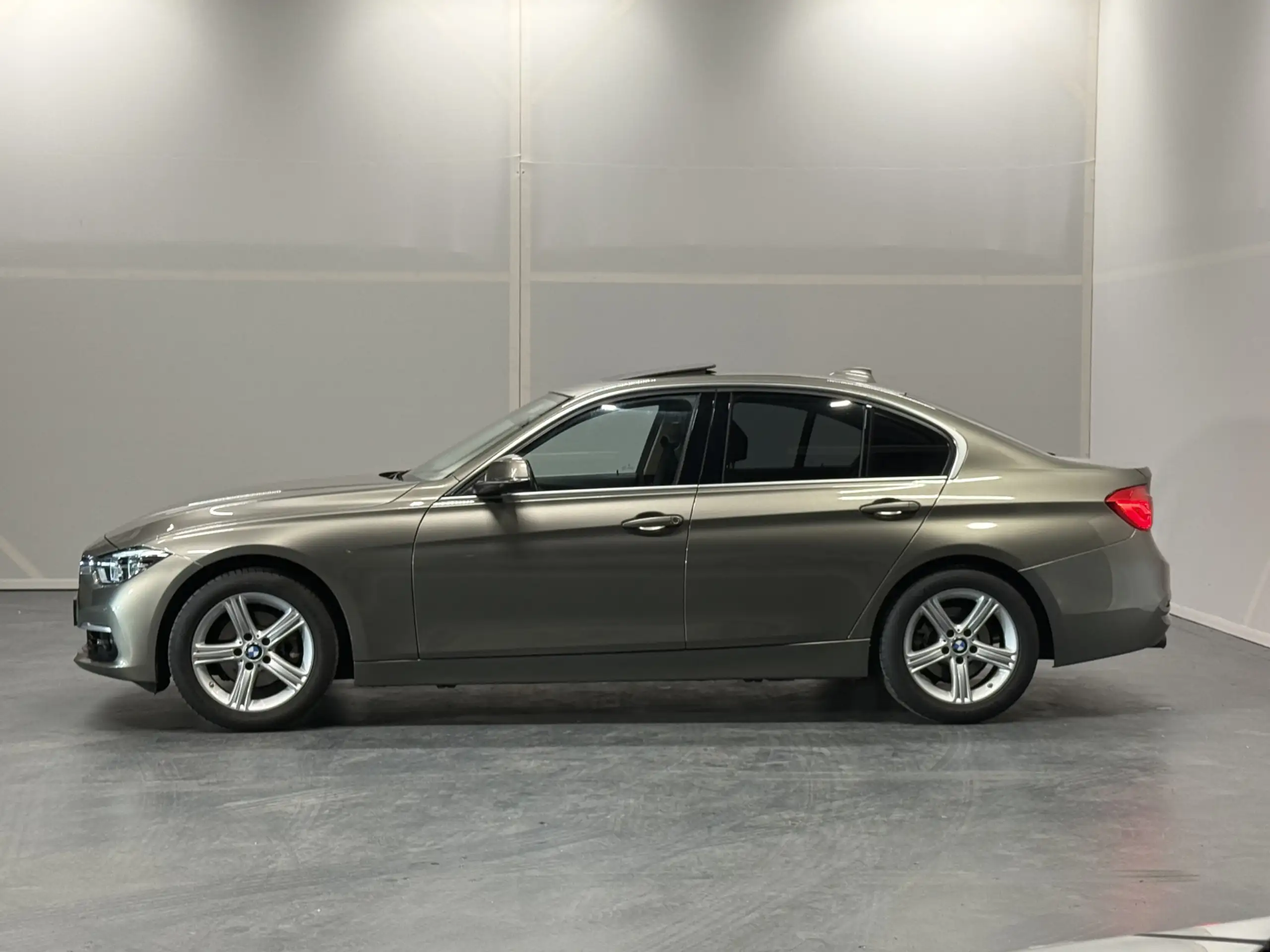 BMW - 320