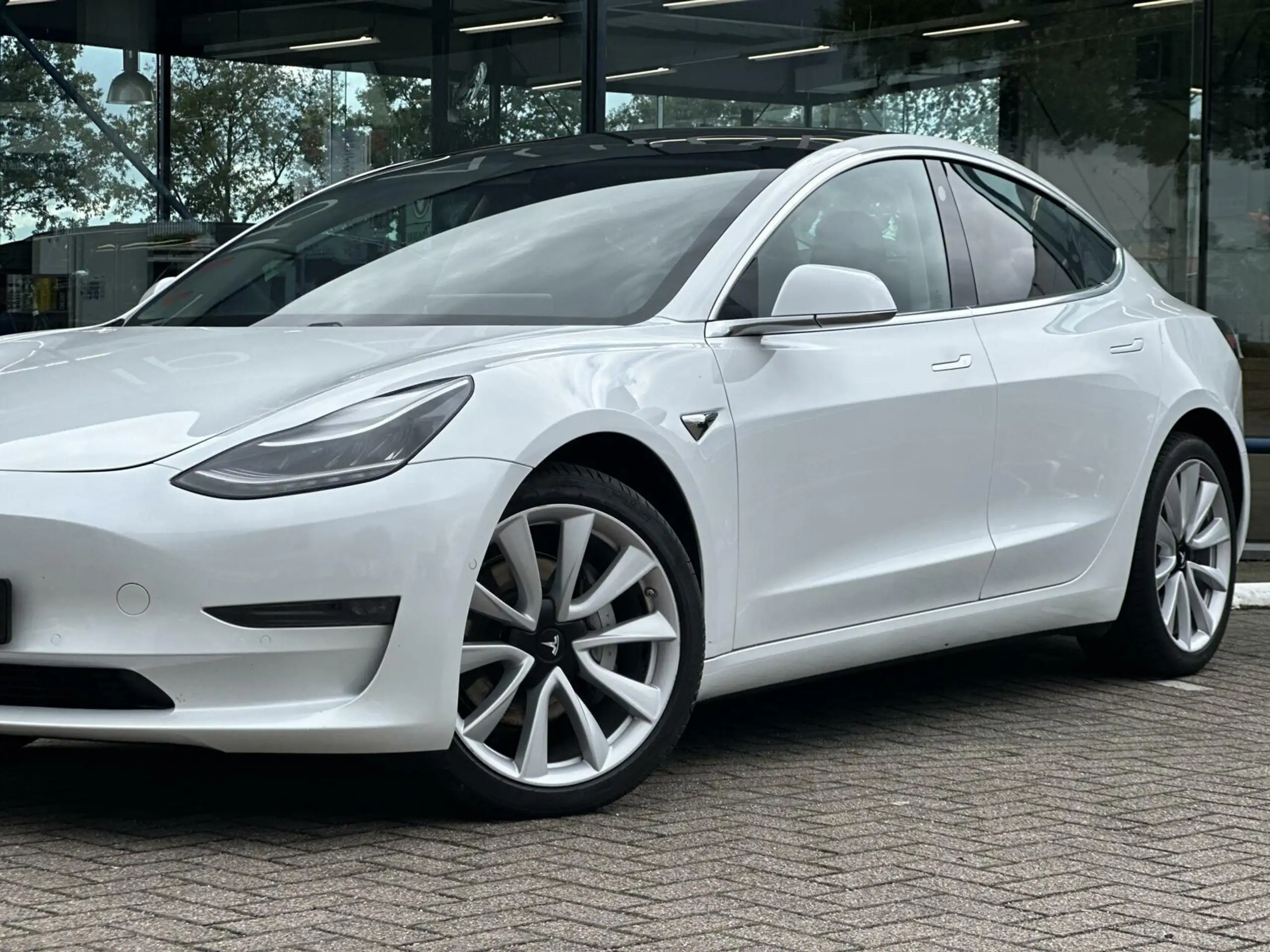 Tesla - Model 3