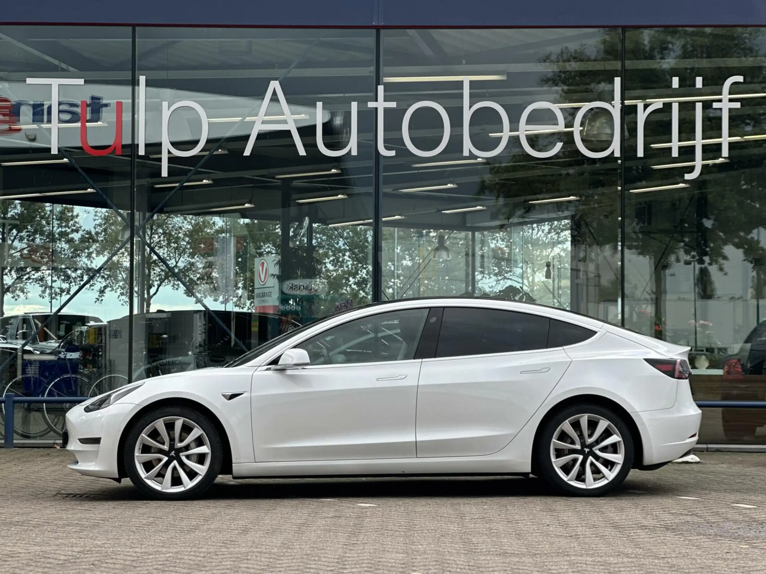 Tesla - Model 3