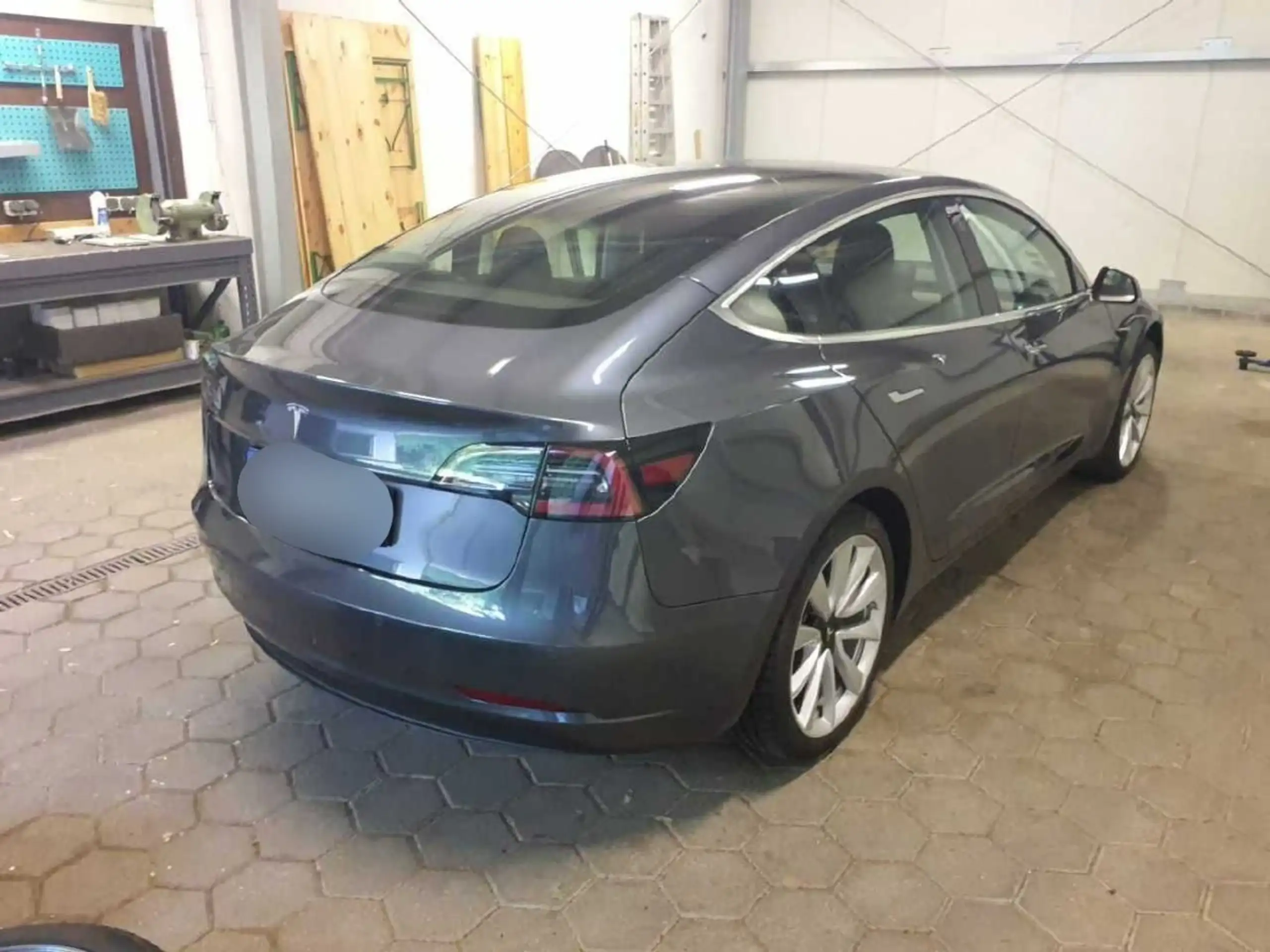 Tesla - Model 3