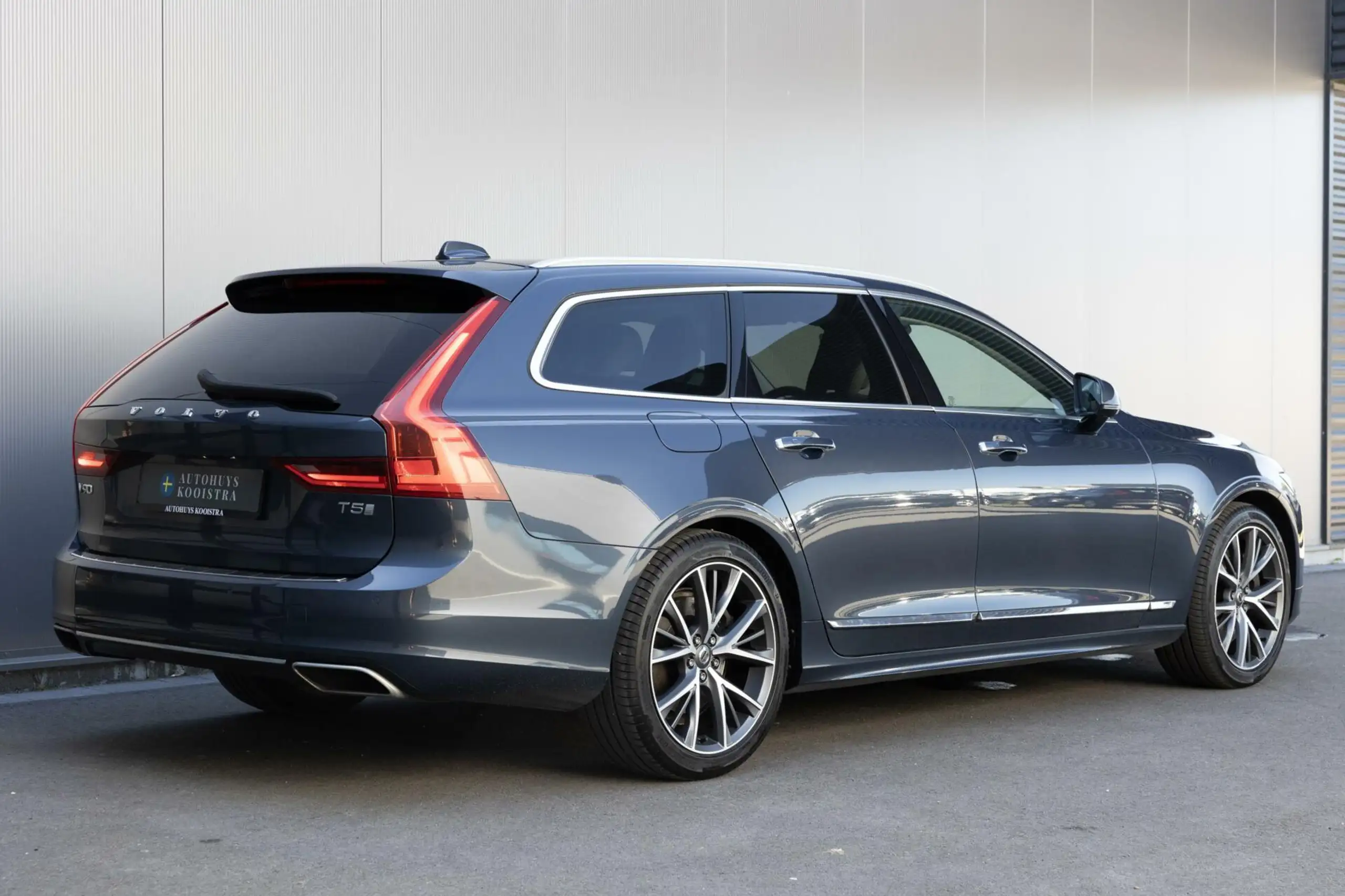 Volvo - V90