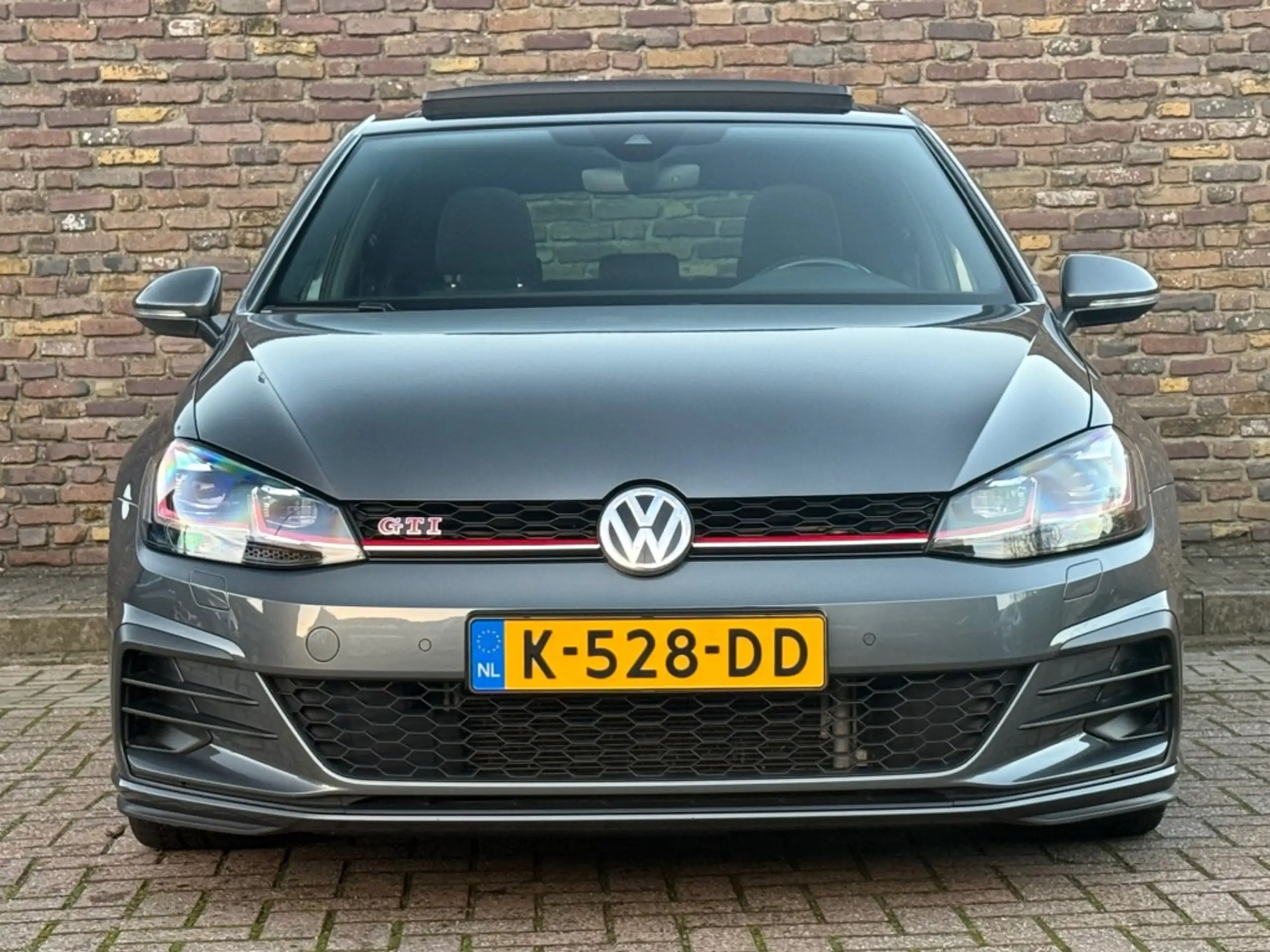 Volkswagen - Golf