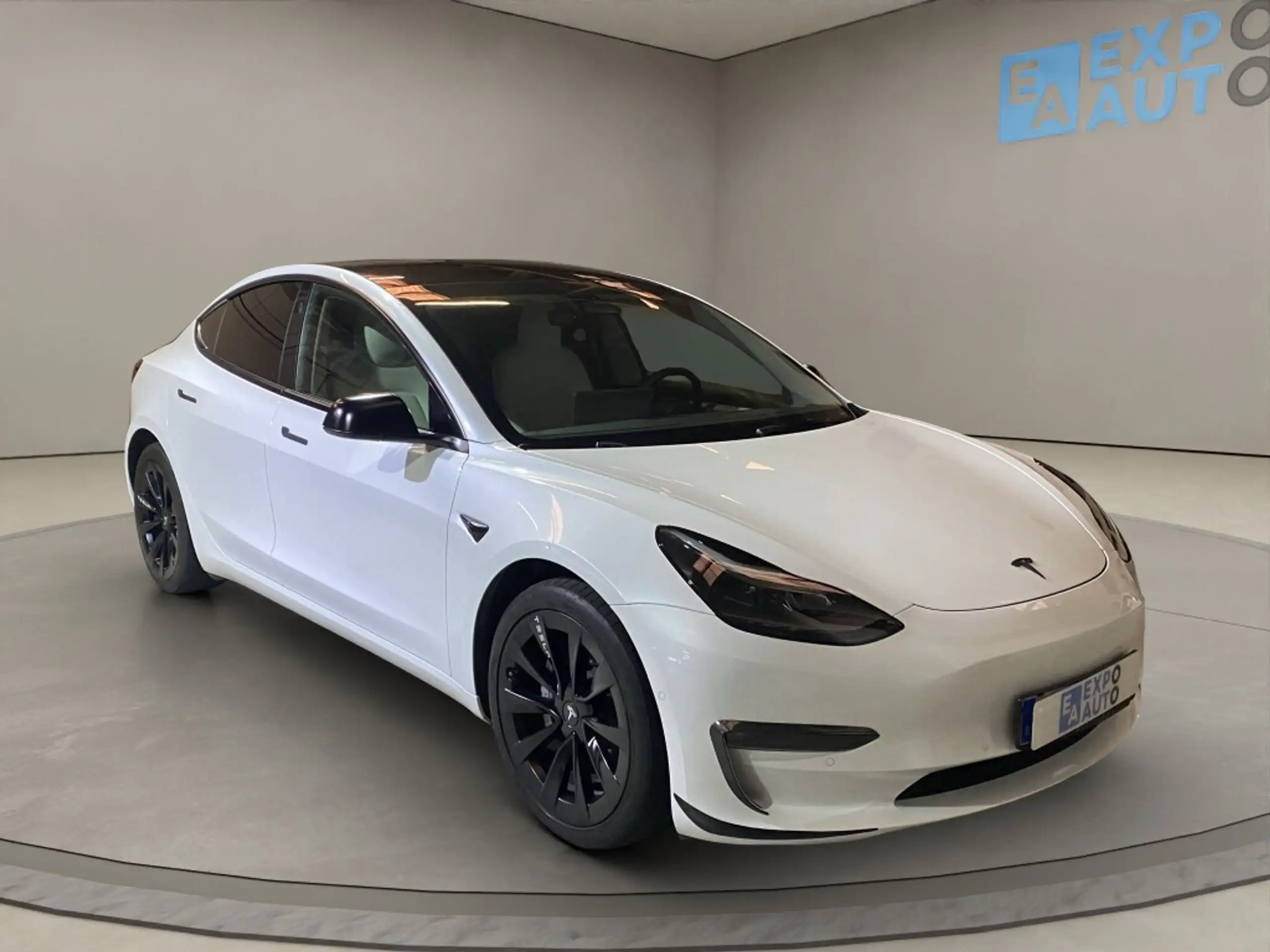 Tesla - Model 3