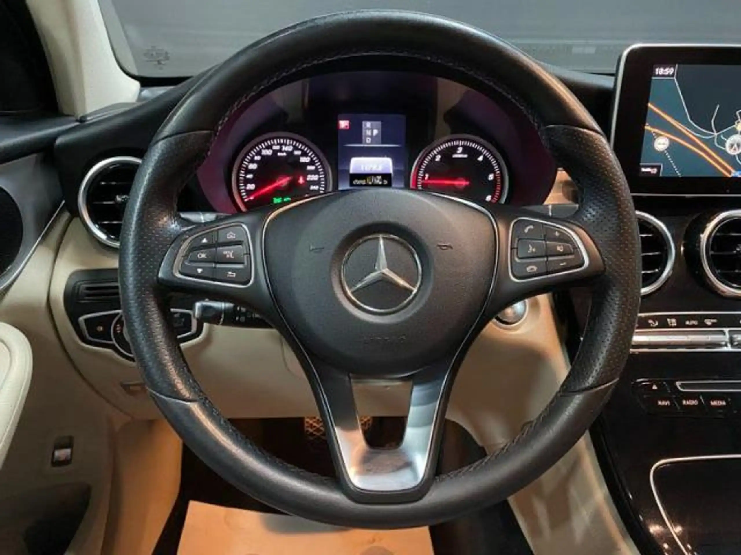 Mercedes-Benz - GLC 220