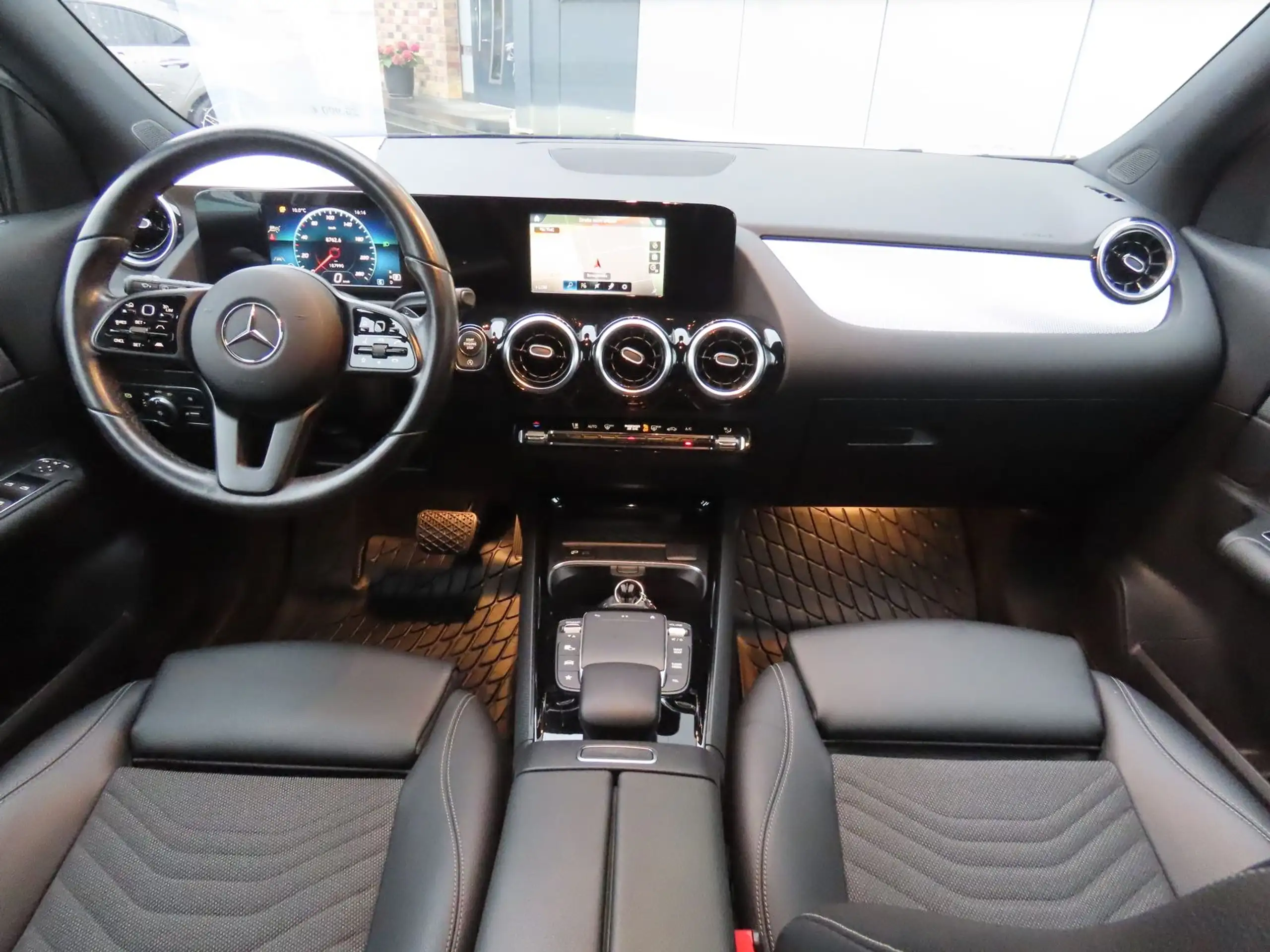 Mercedes-Benz - GLA 220