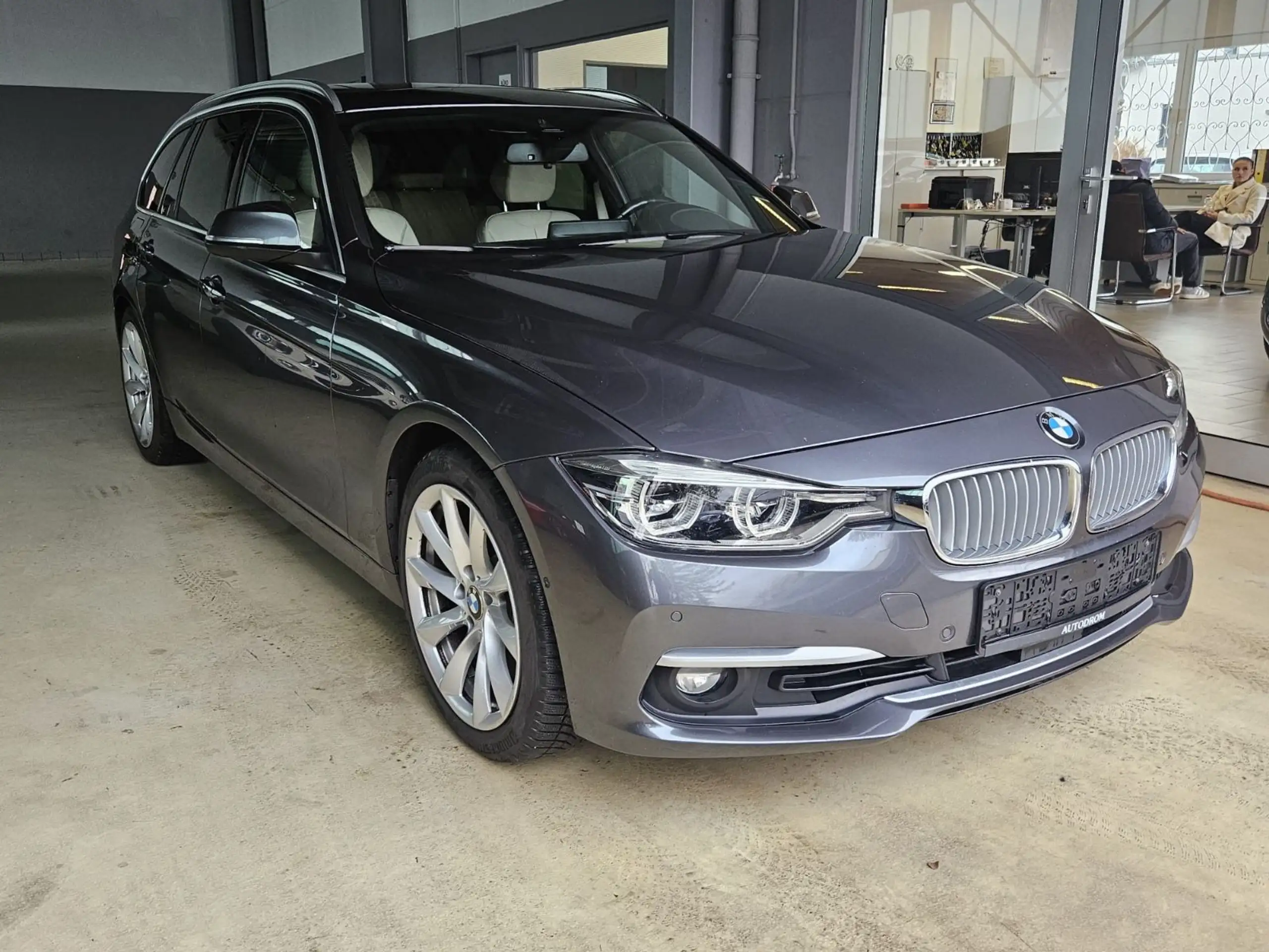 BMW 330 2018