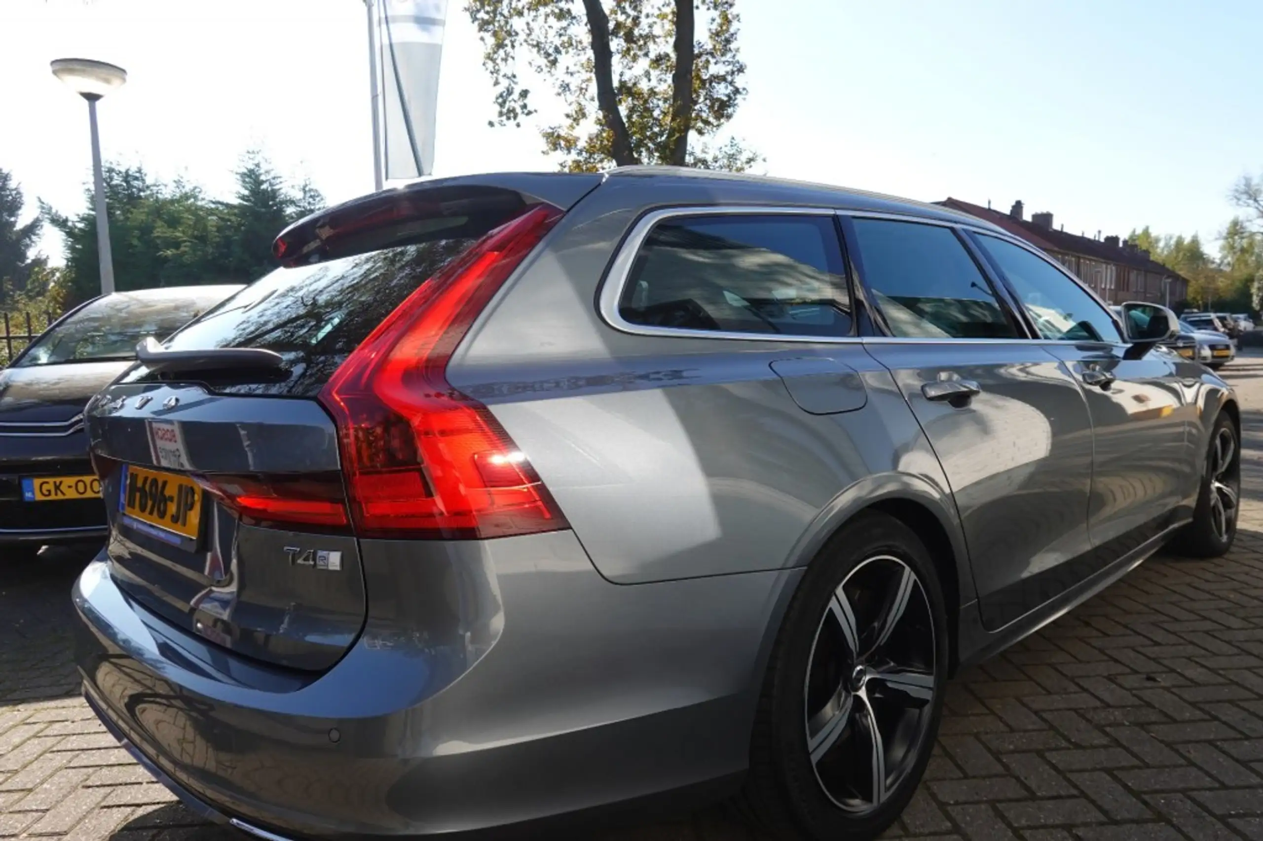 Volvo - V90