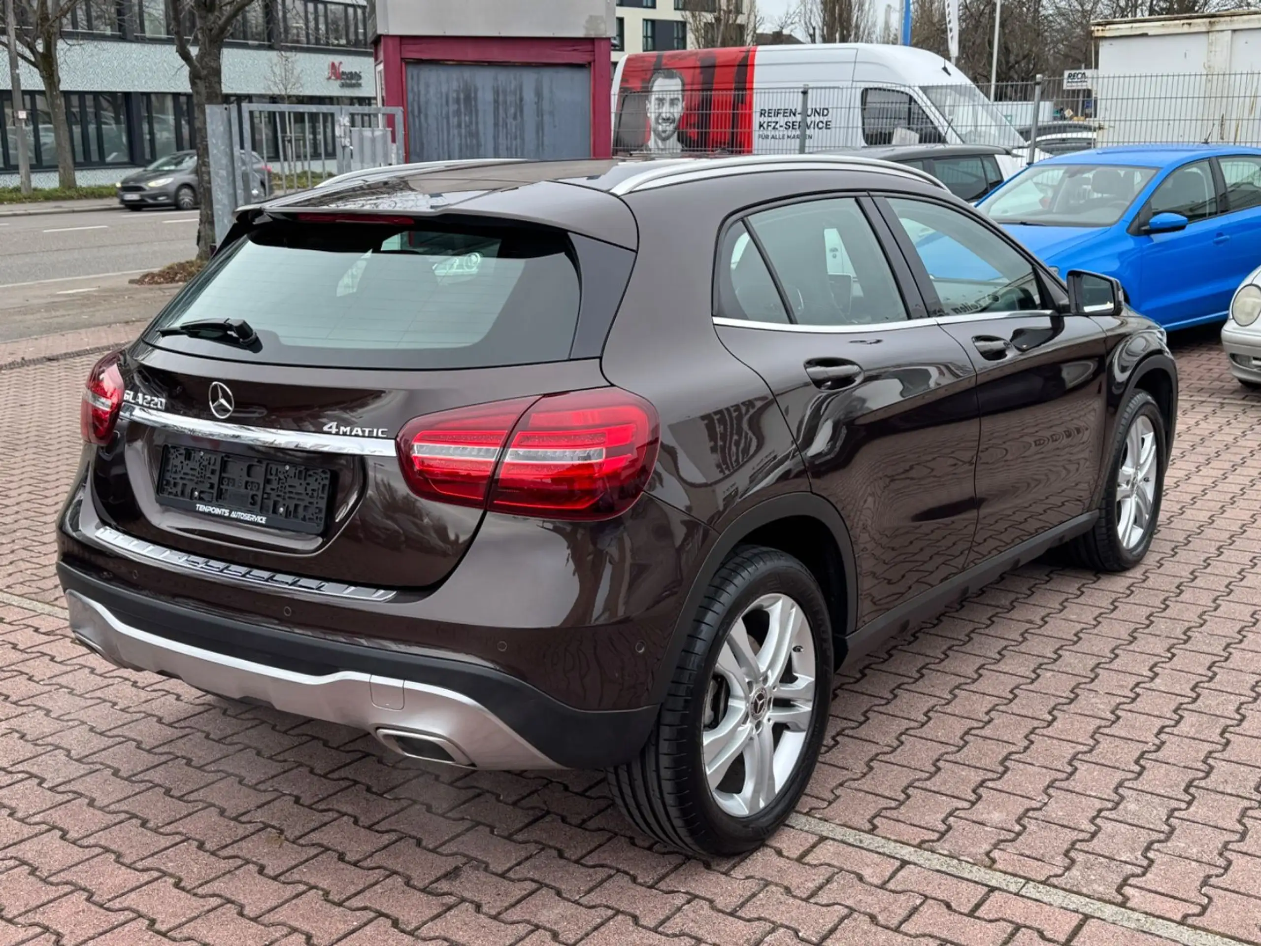 Mercedes-Benz - GLA 220