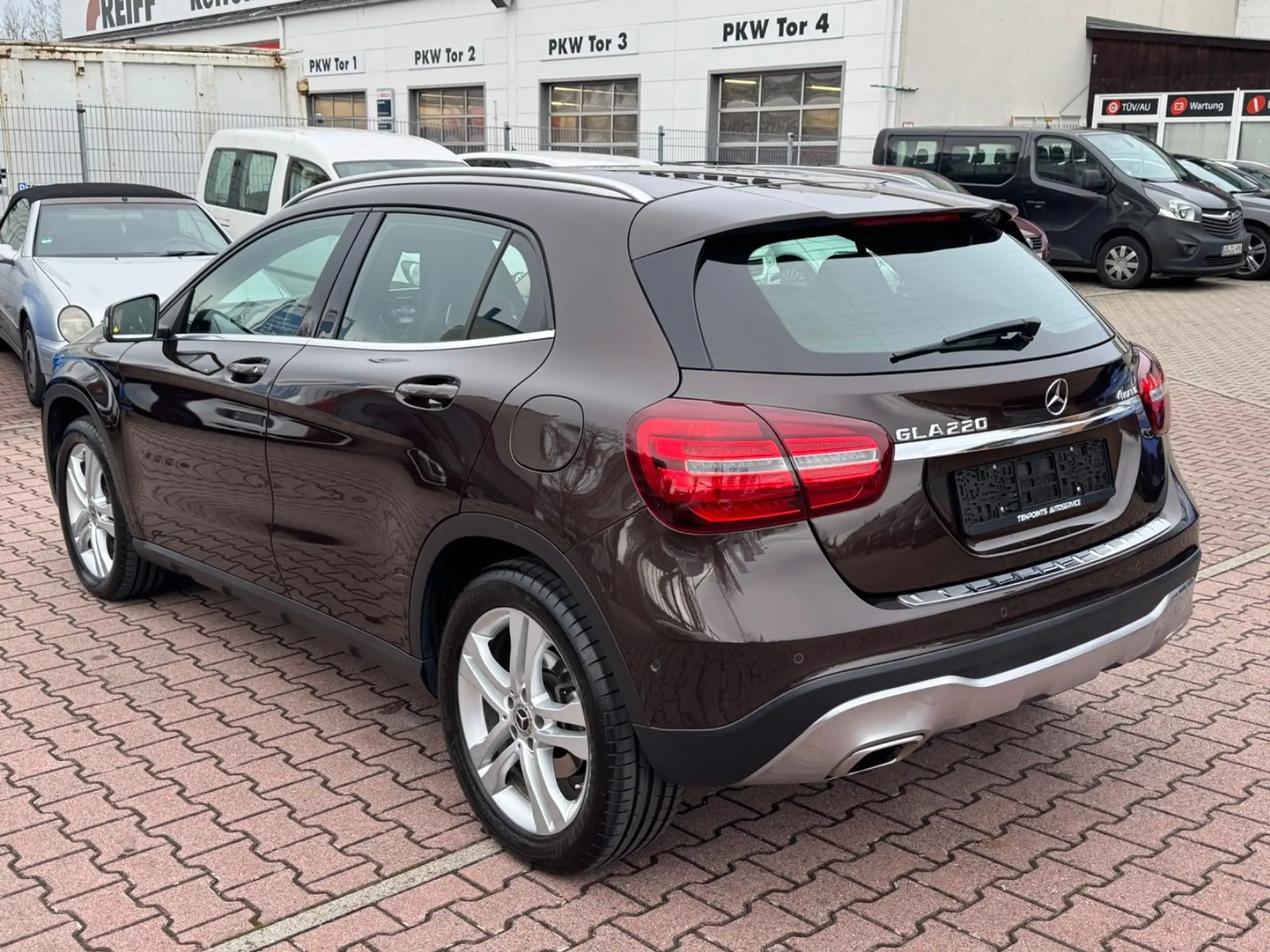 Mercedes-Benz - GLA 220