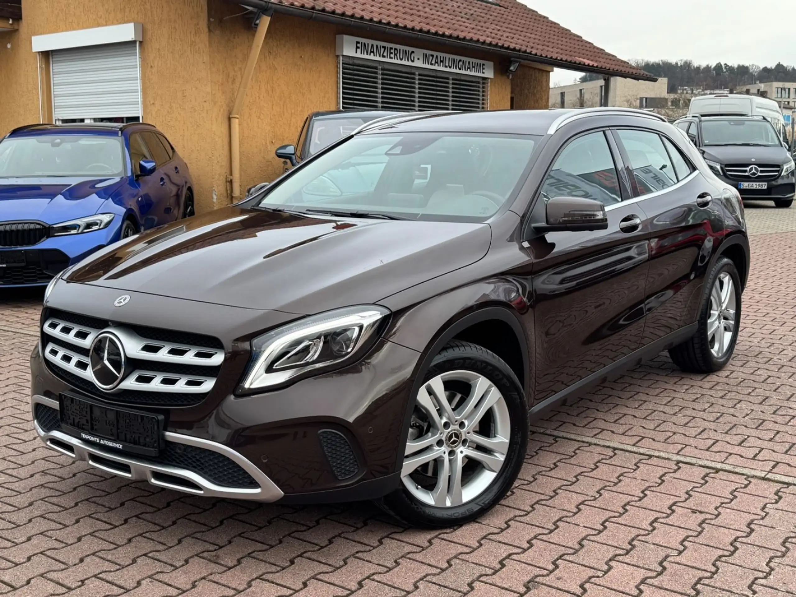 Mercedes-Benz - GLA 220