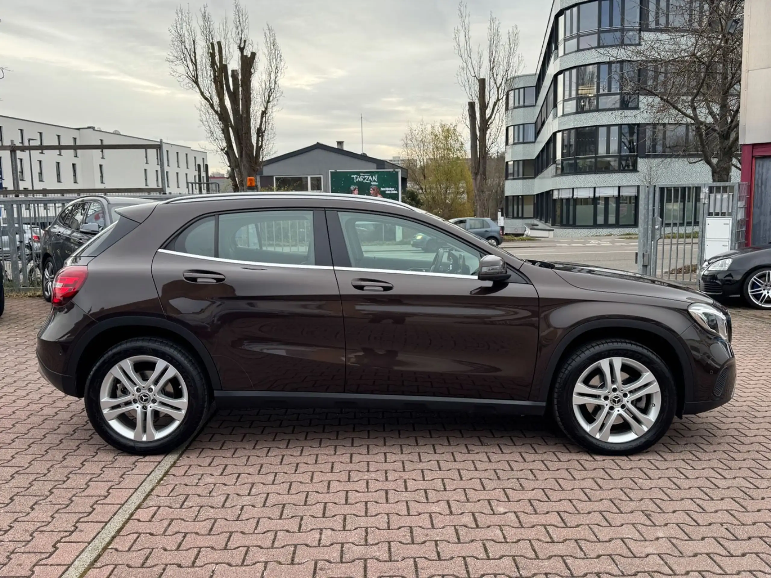 Mercedes-Benz - GLA 220