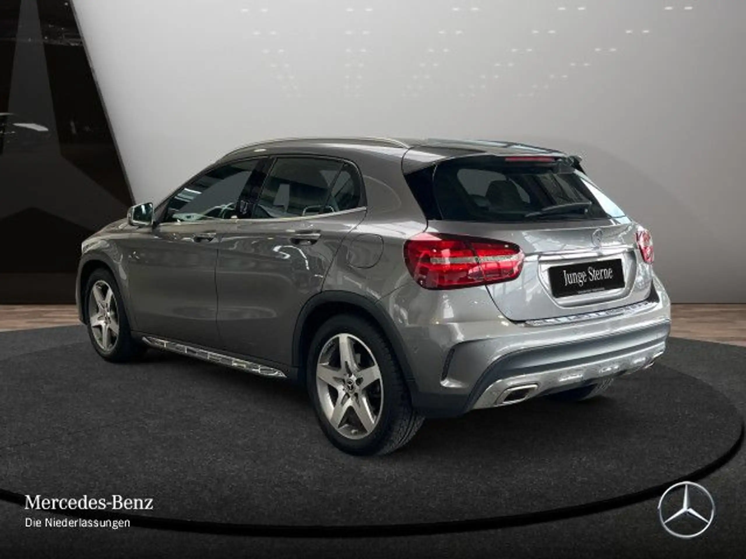 Mercedes-Benz - GLA 220