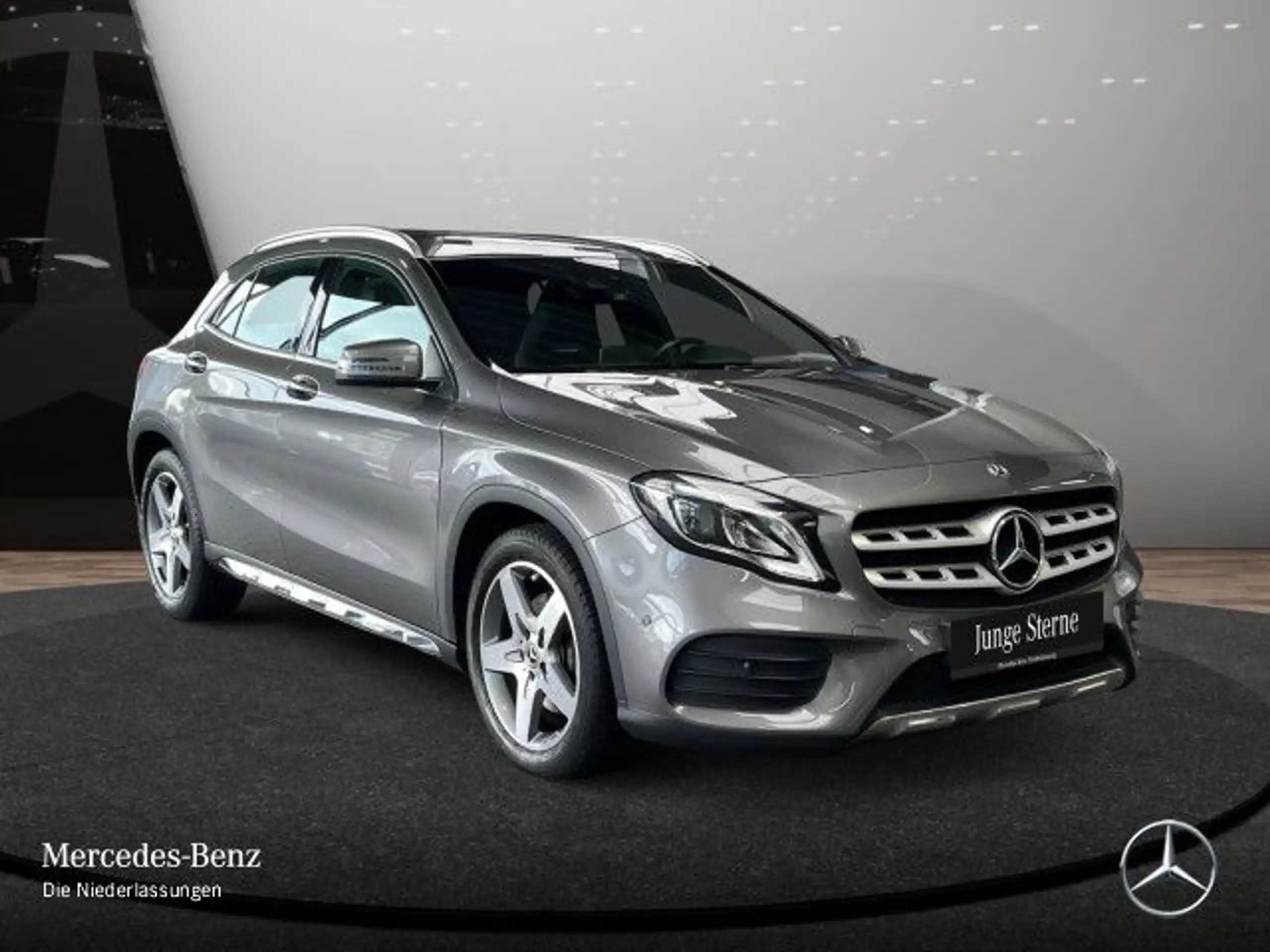 Mercedes-Benz - GLA 220