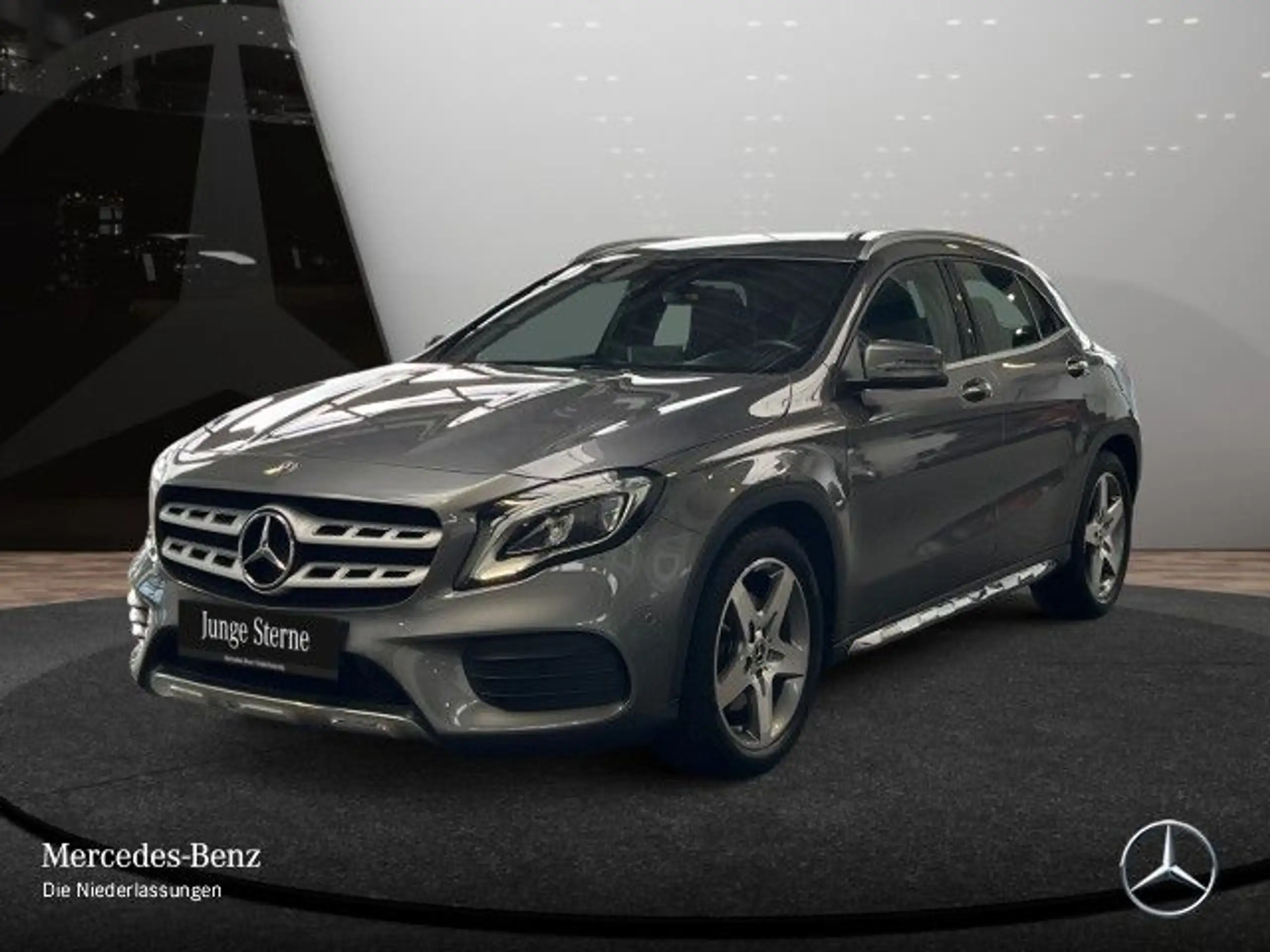 Mercedes-Benz - GLA 220