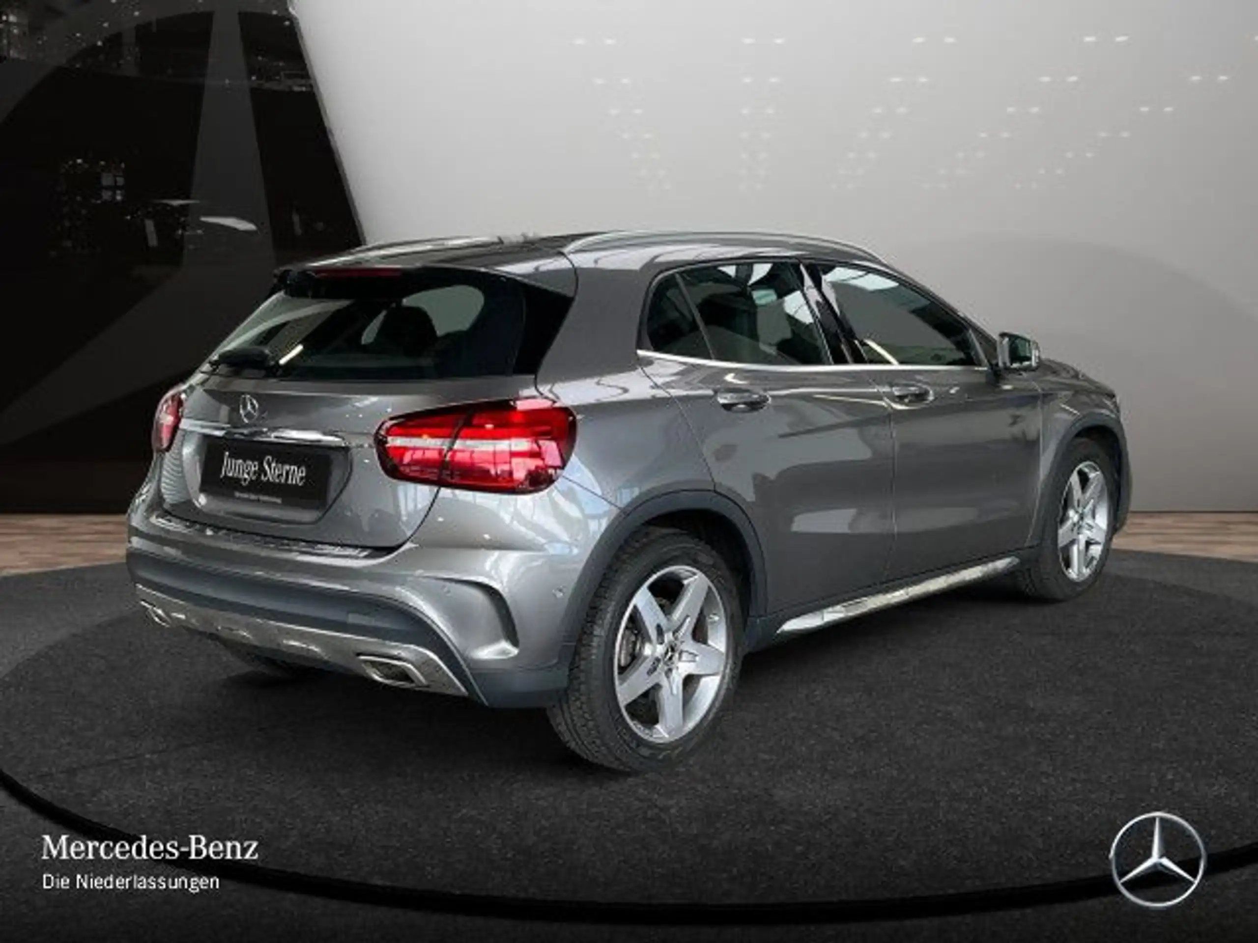 Mercedes-Benz - GLA 220