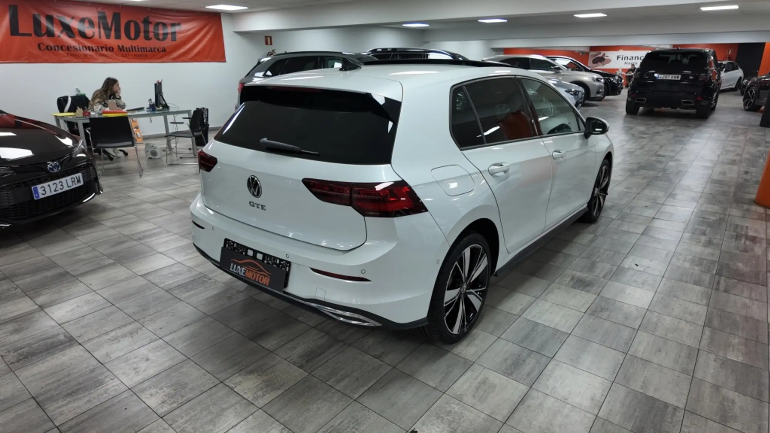 Volkswagen - Golf