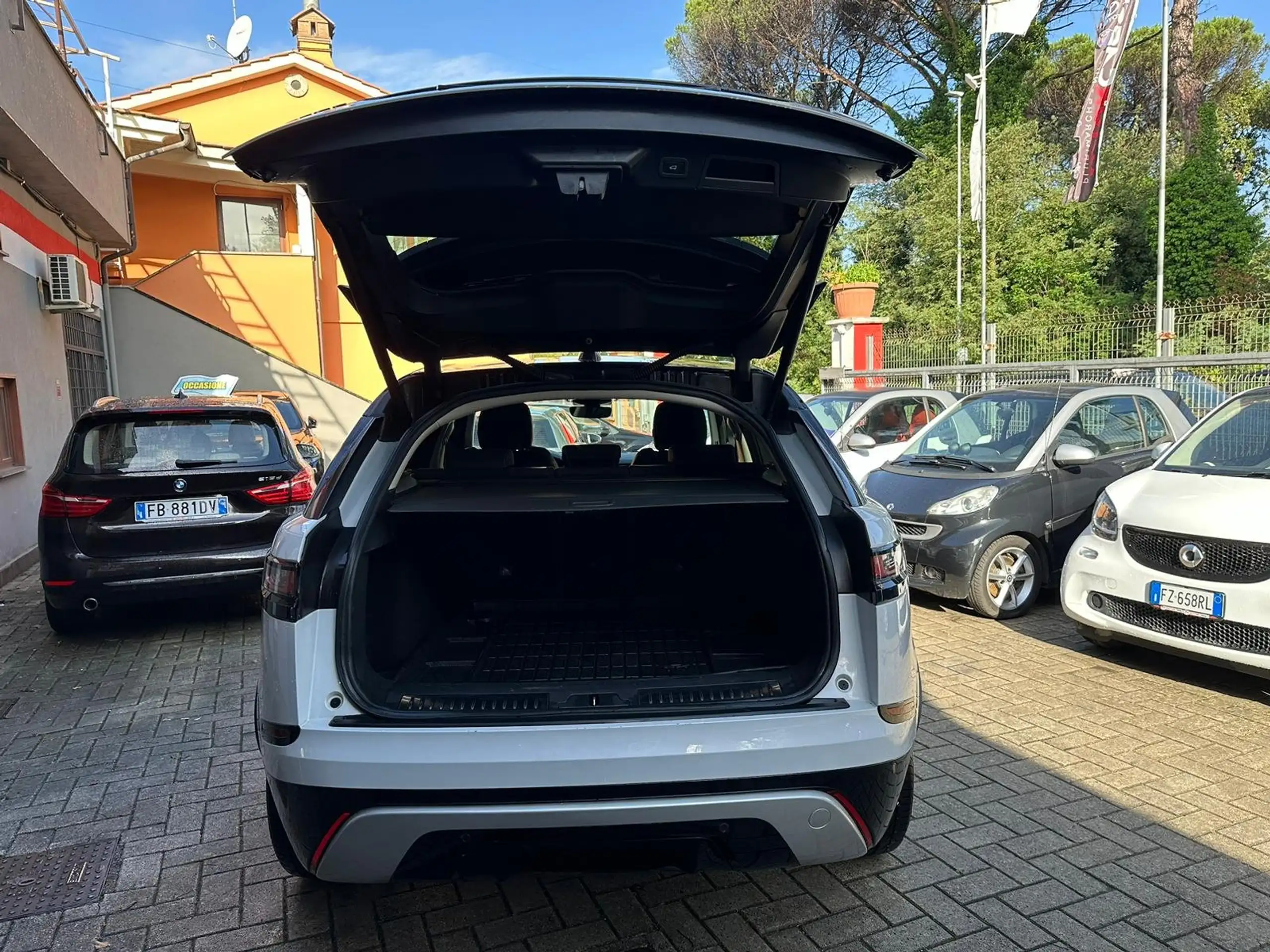 Land Rover - Range Rover Velar