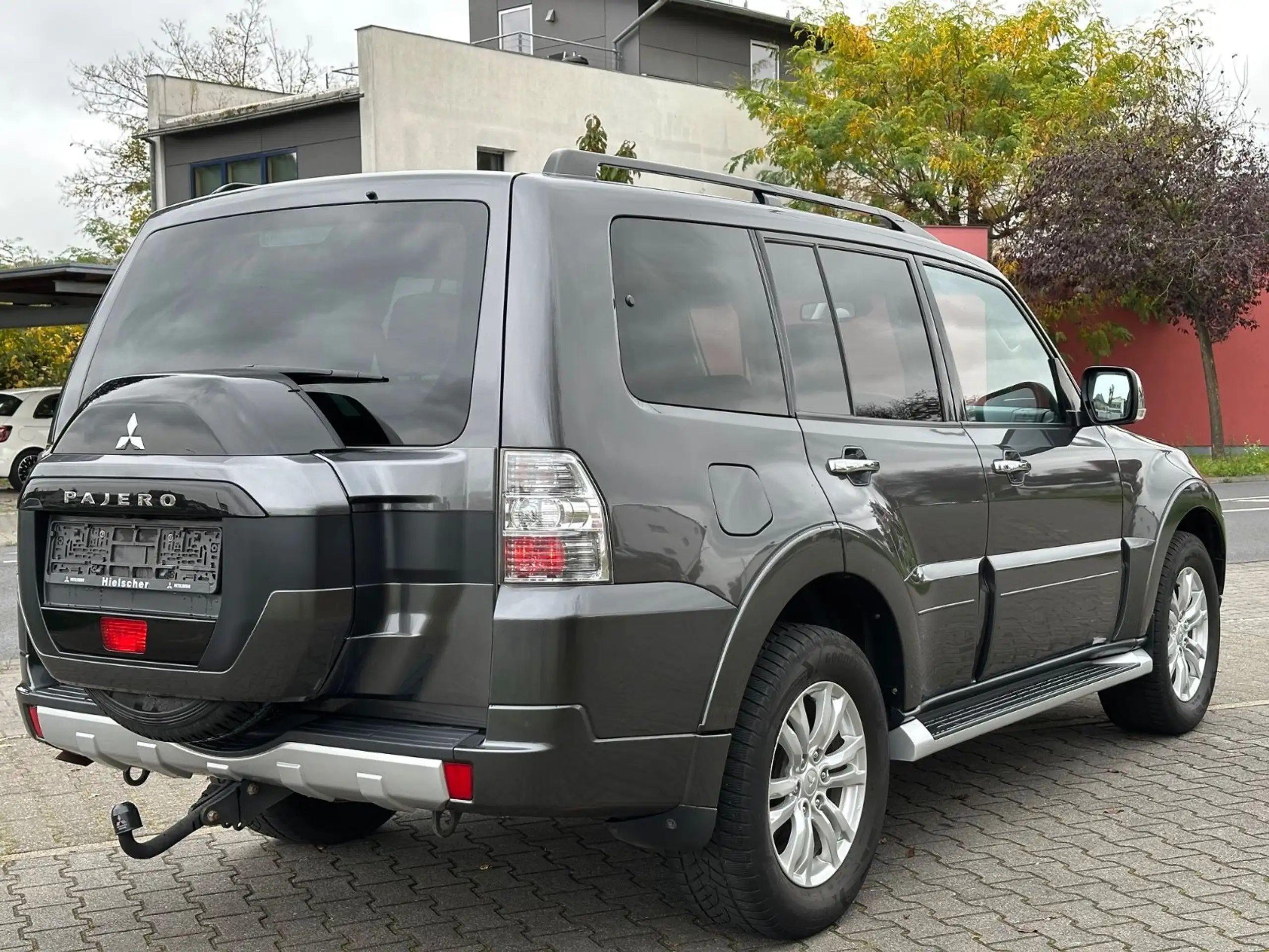 Mitsubishi - Pajero