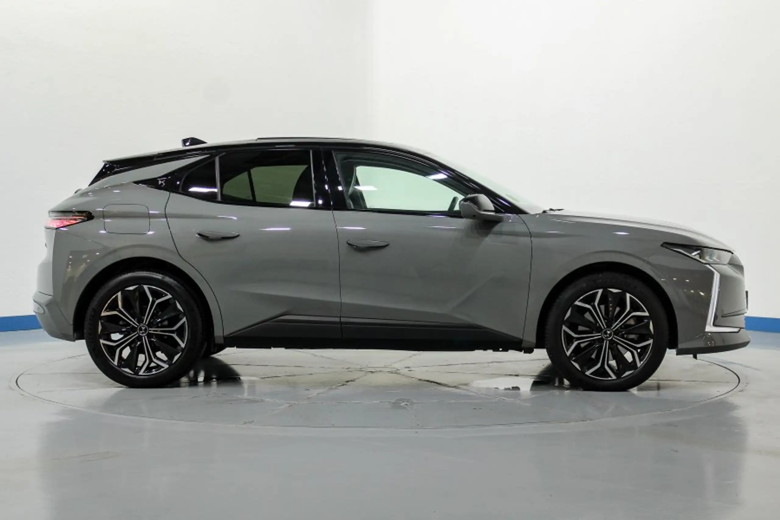 DS Automobiles - DS 4