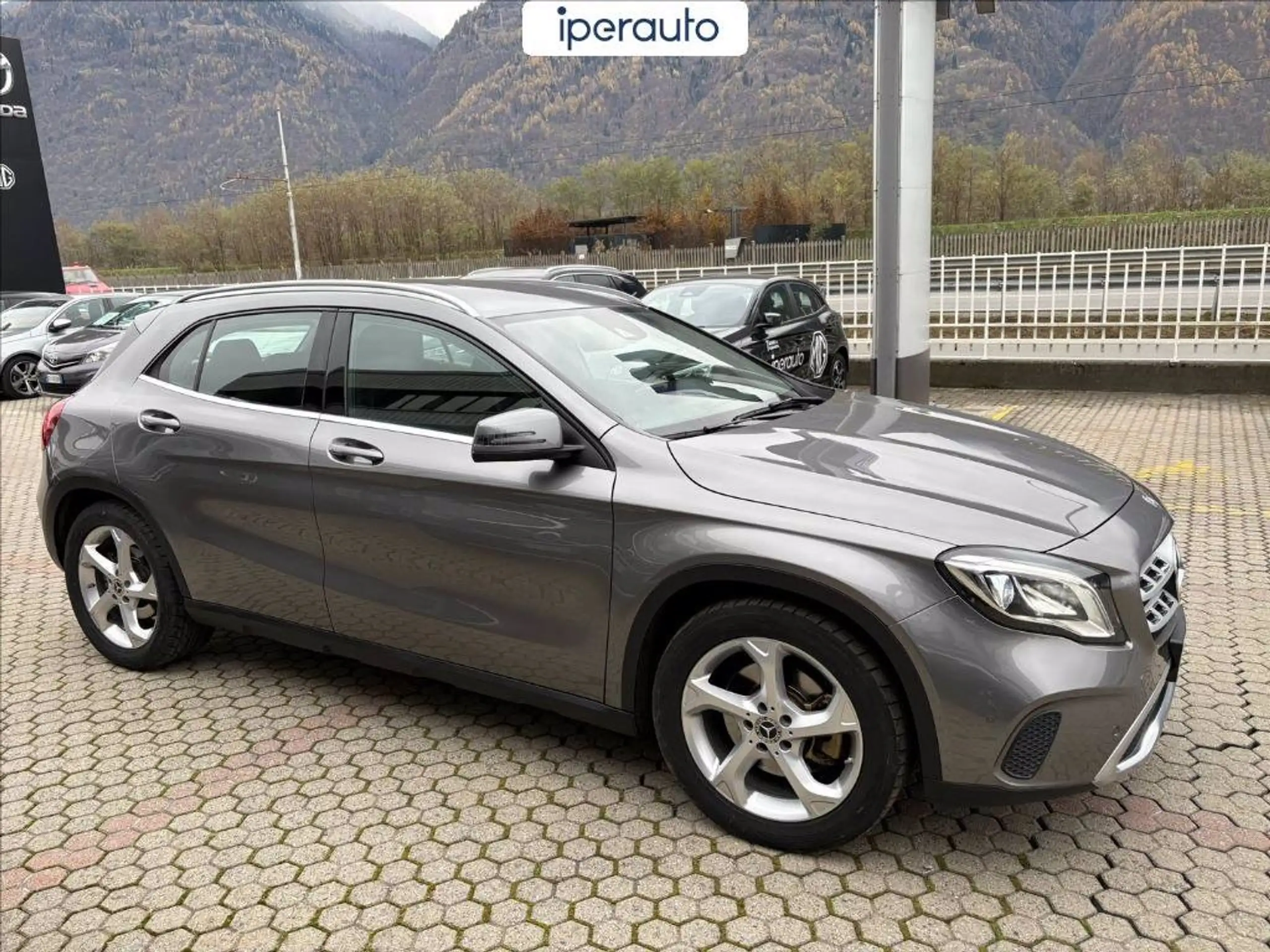 Mercedes-Benz - GLA 220