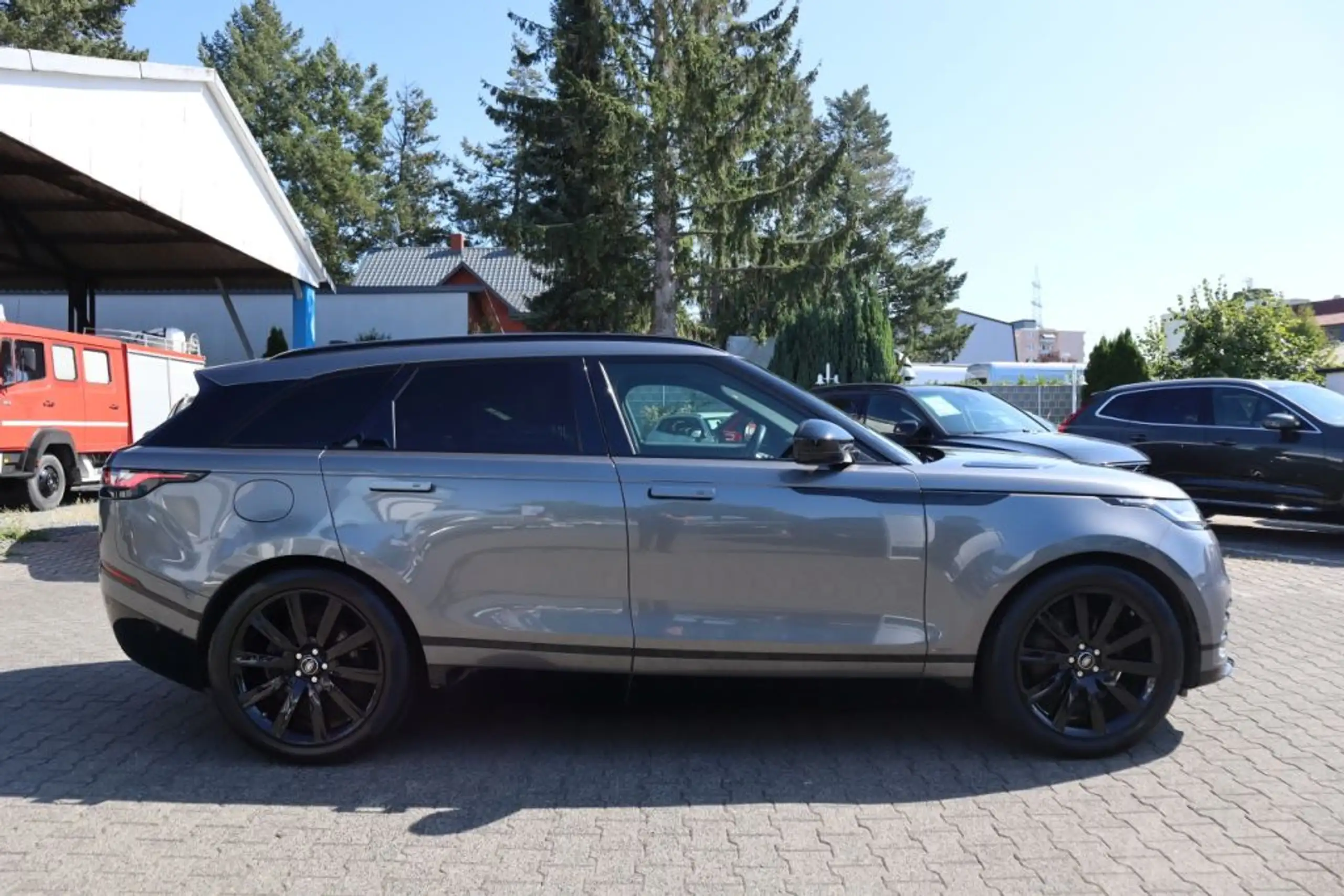 Land Rover - Range Rover Velar