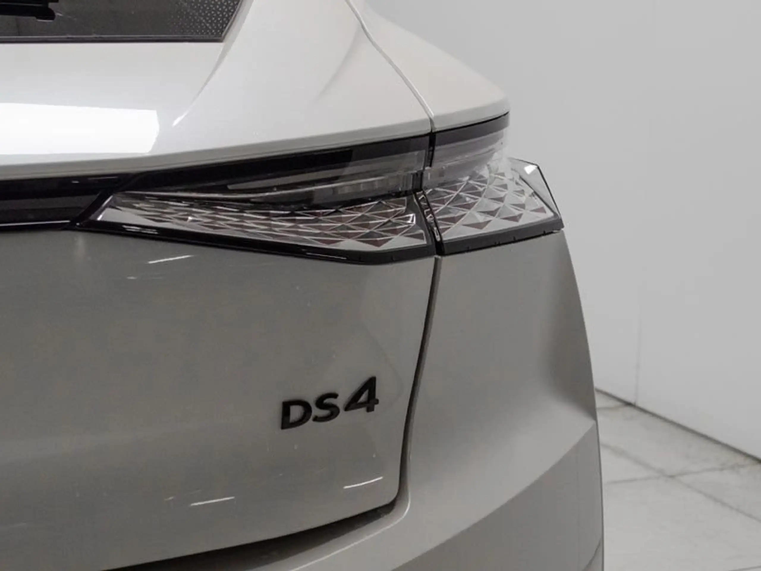 DS Automobiles - DS 4